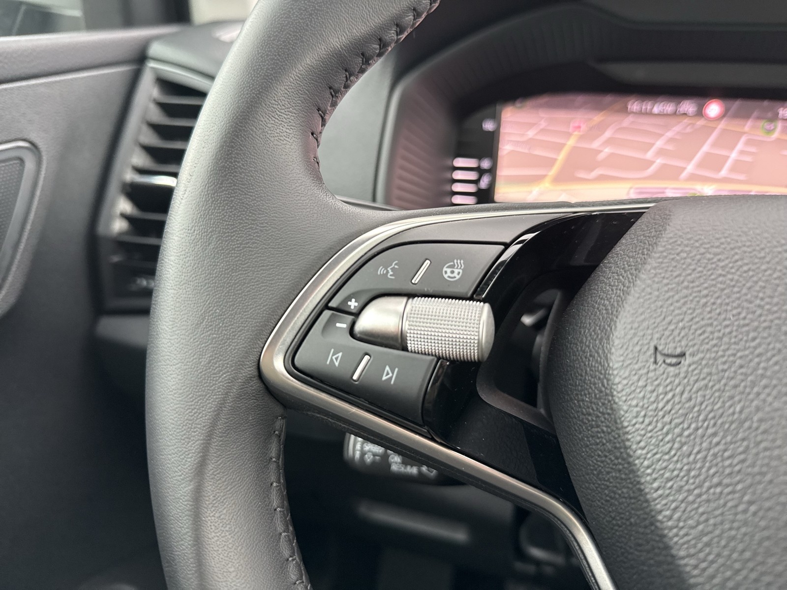 Skoda Karoq 1.5 SELECTION CAM ACC NAVI LM17 CARPLAY