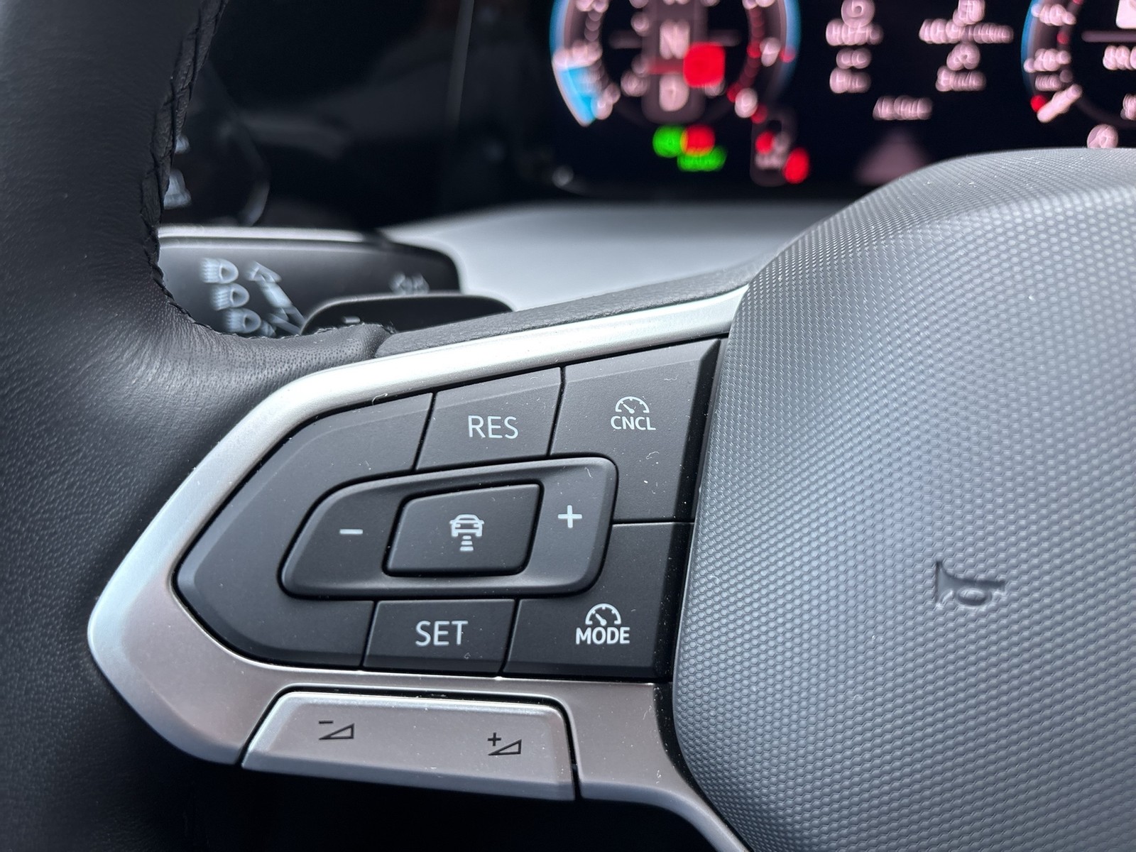 Volkswagen Golf VIII 1.5 eTSI LIFE CAM ACC CARPLAY SITZHEIZ