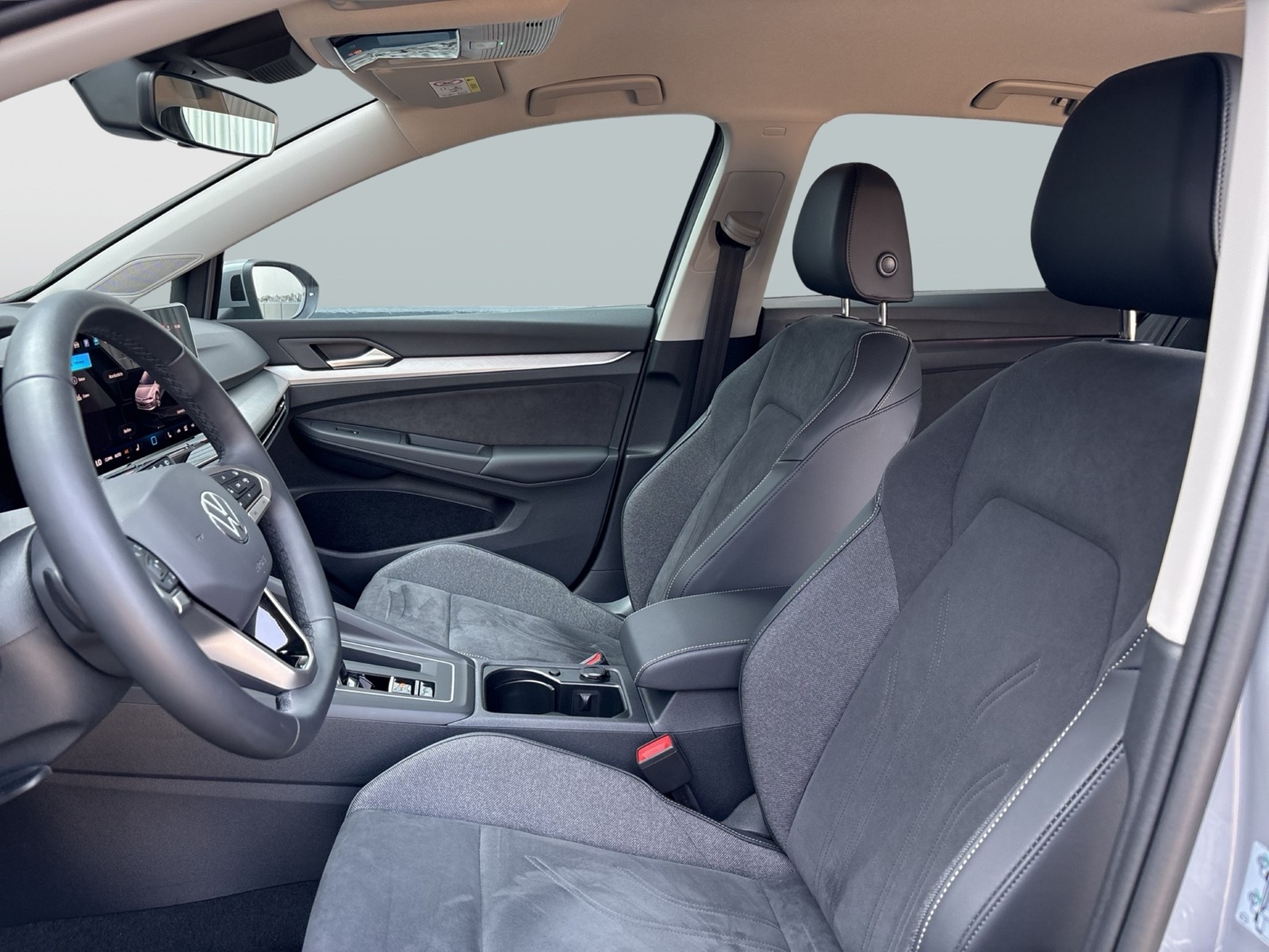 Volkswagen Golf VIII 1.5 eTSI LIFE CAM ACC CARPLAY SITZHEIZ