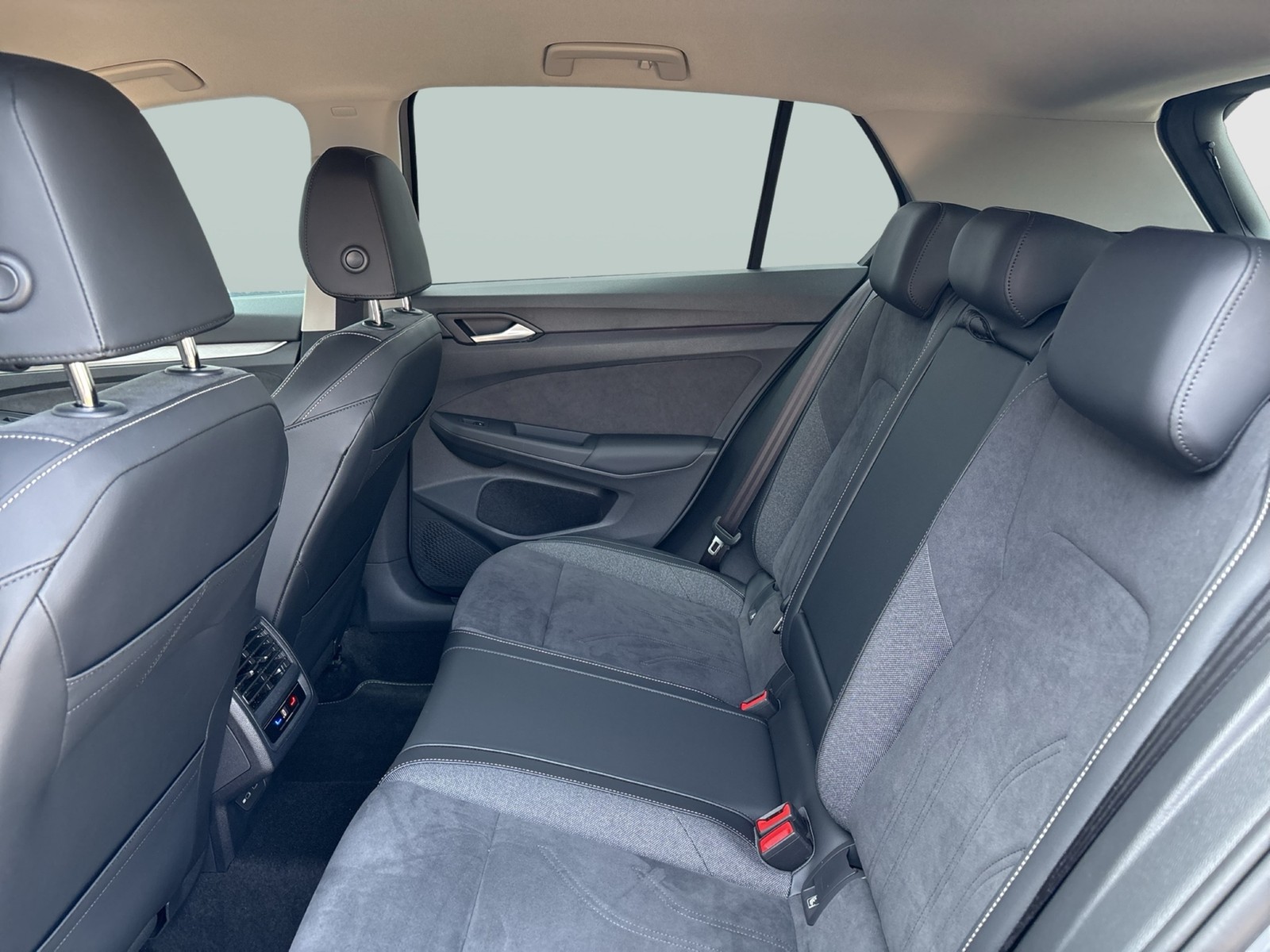 Volkswagen Golf VIII 1.5 eTSI LIFE CAM ACC CARPLAY SITZHEIZ