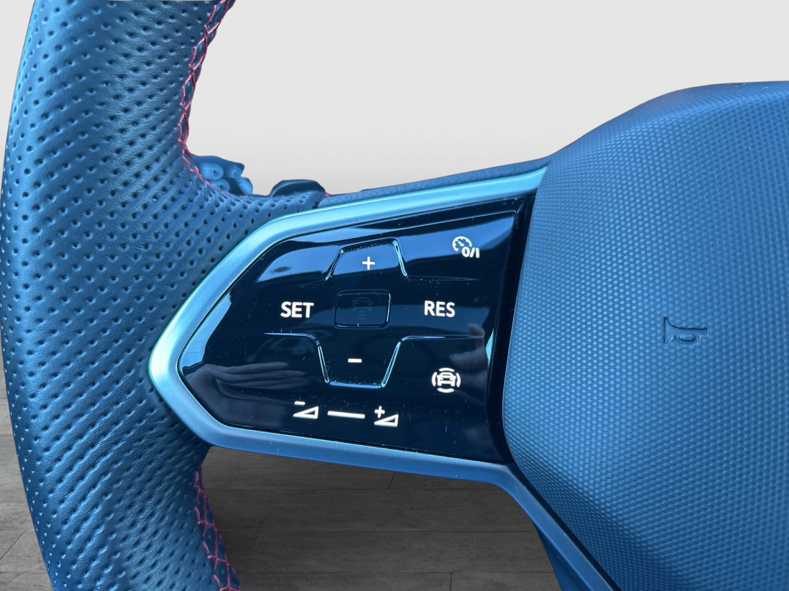 Volkswagen Golf VIII 2.0 GTI PANO NAVI LED+ LM17 CARPLAY