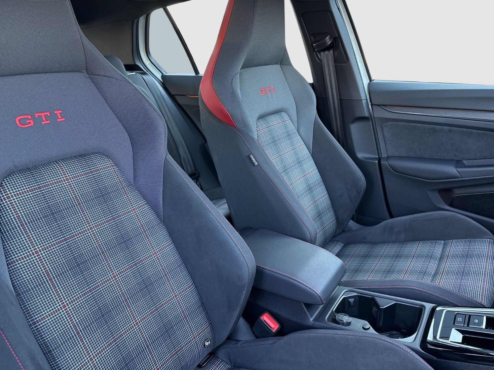 Volkswagen Golf VIII 2.0 GTI PANO NAVI LED+ LM17 CARPLAY