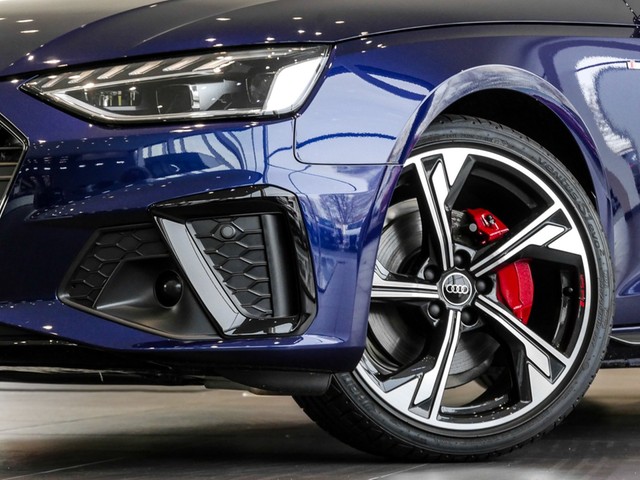 Audi A4 Avant 40 S LINE competition+ BLACKPAK B&O ALU19"