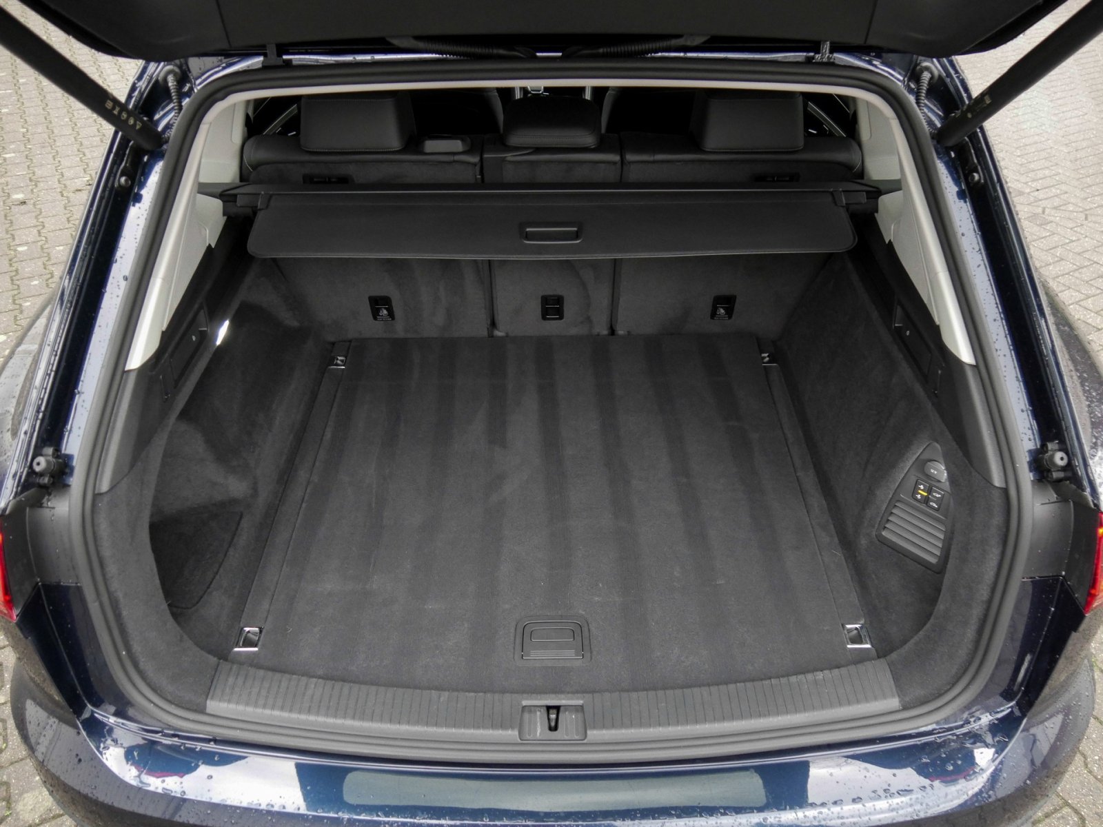 Volkswagen Touareg V6 NEUESMODELL AHK CAM ACC LM19 E-KLAPPE
