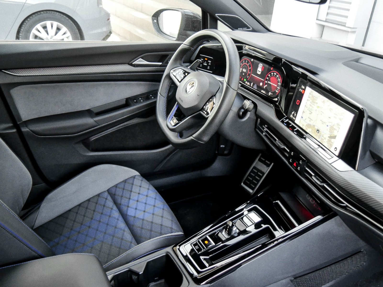 Volkswagen Golf VIII 2.0 R BLACKSTYLE 4X4 AKRAPOVIC CAM 19Z