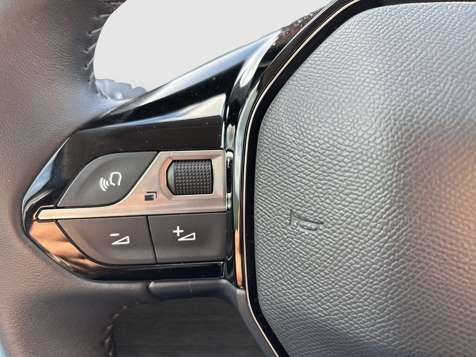 Peugeot 208 1.2 Active Pack NAVI LED TEMPOMAT EINPARKH.