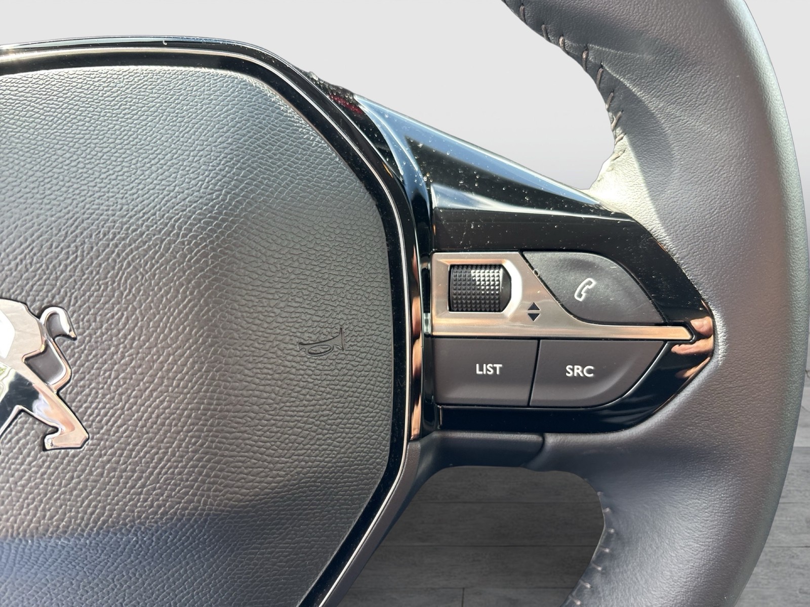 Peugeot 208 1.2 Active Pack NAVI LED TEMPOMAT EINPARKH.