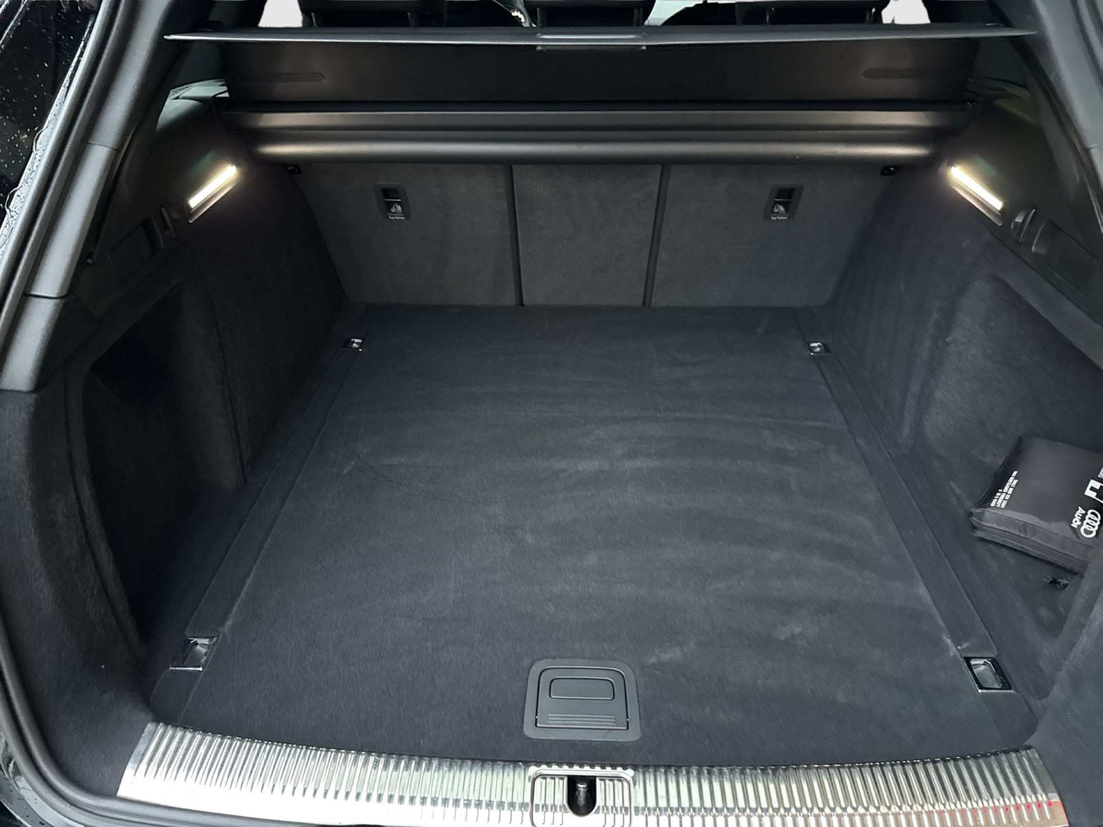 Audi A4 Avant 40 S LINE competition B&O ALU19 MATRIX