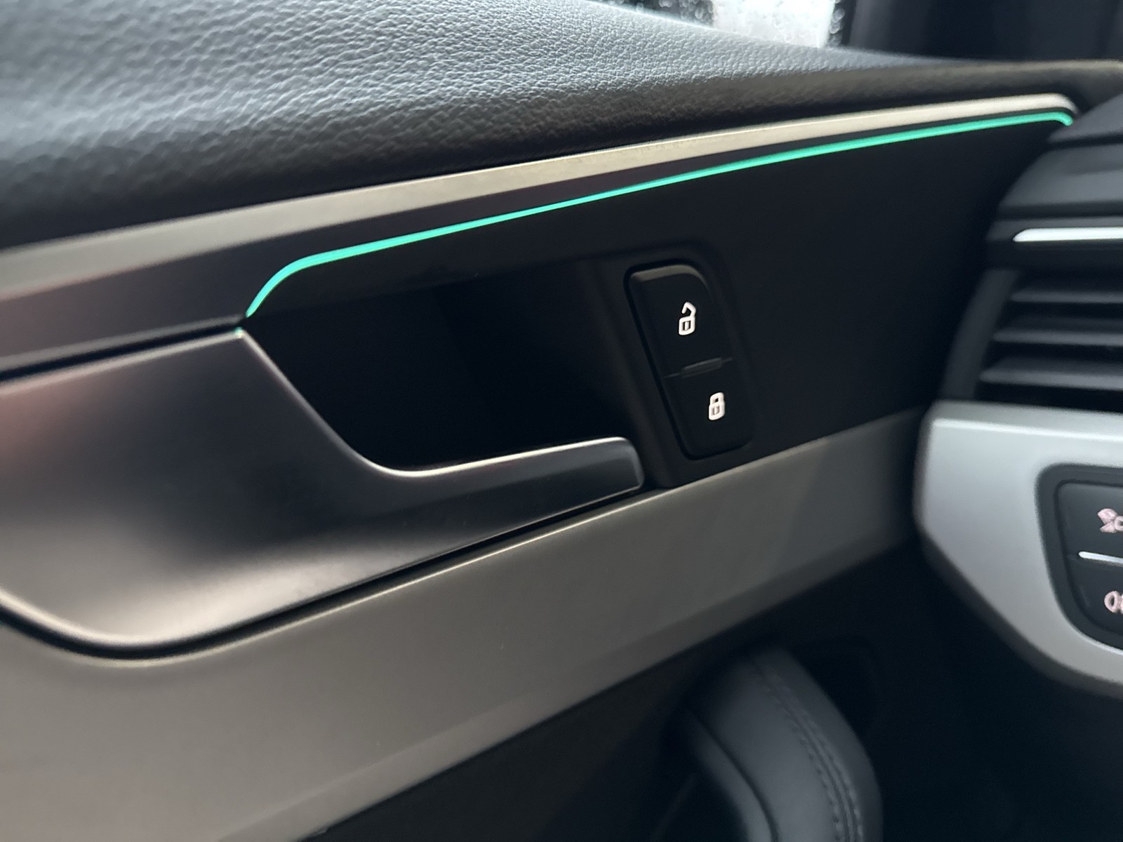 Audi A4 Avant 40 S LINE competition B&O ALU19 MATRIX