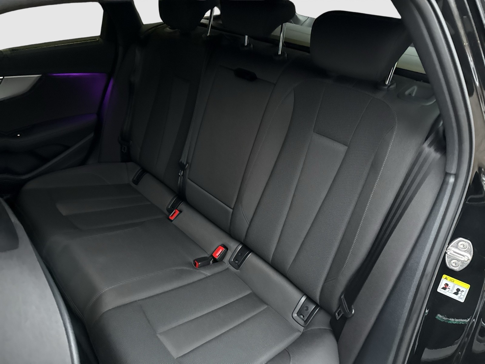 Audi A4 Avant 40 S LINE competition B&O ALU19 MATRIX