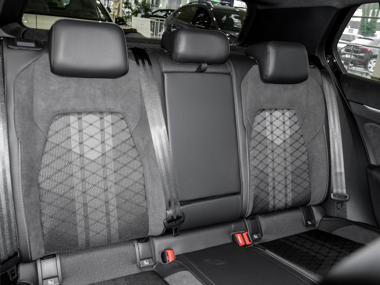 Volkswagen Golf 1.5 R-LINE DSG BLACKSTYLE MATRIXLED AHK