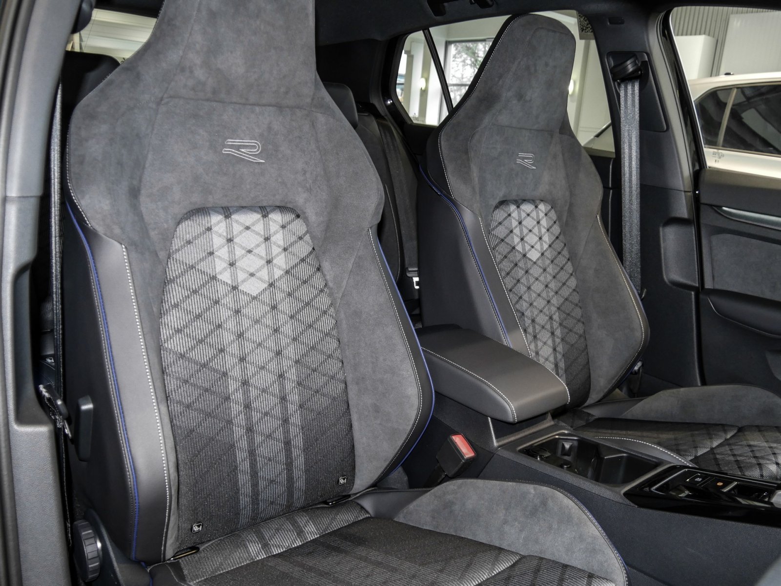 Volkswagen Golf 1.5 R-LINE DSG BLACKSTYLE MATRIXLED AHK