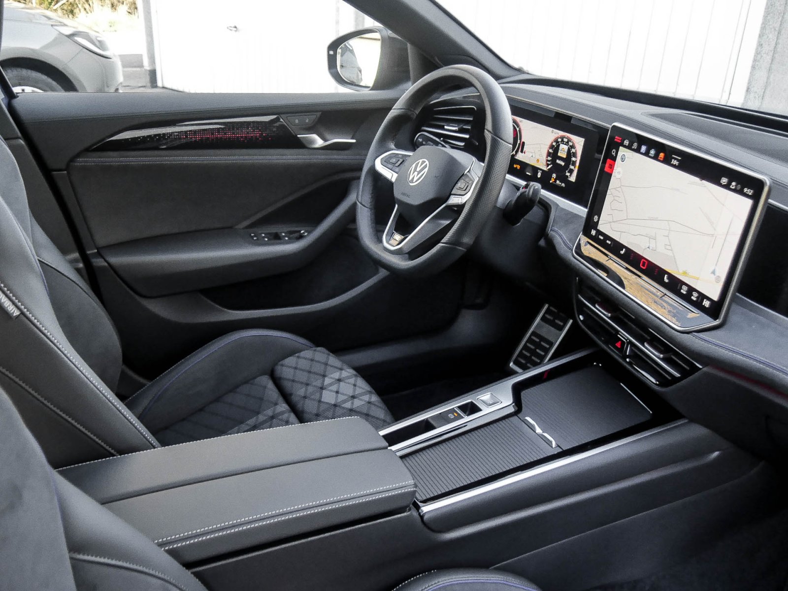 Volkswagen Passat Variant 2.0 R-LINE NEUES MODELL AHK LM18