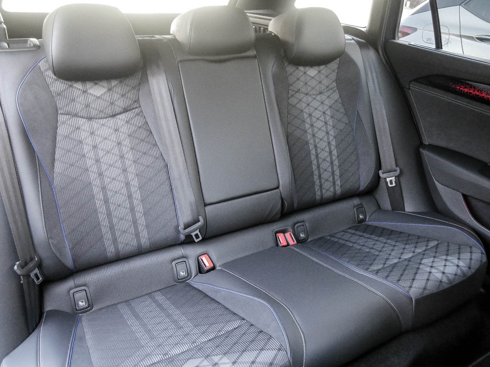 Volkswagen Passat Variant 2.0 R-LINE NEUES MODELL AHK LM18
