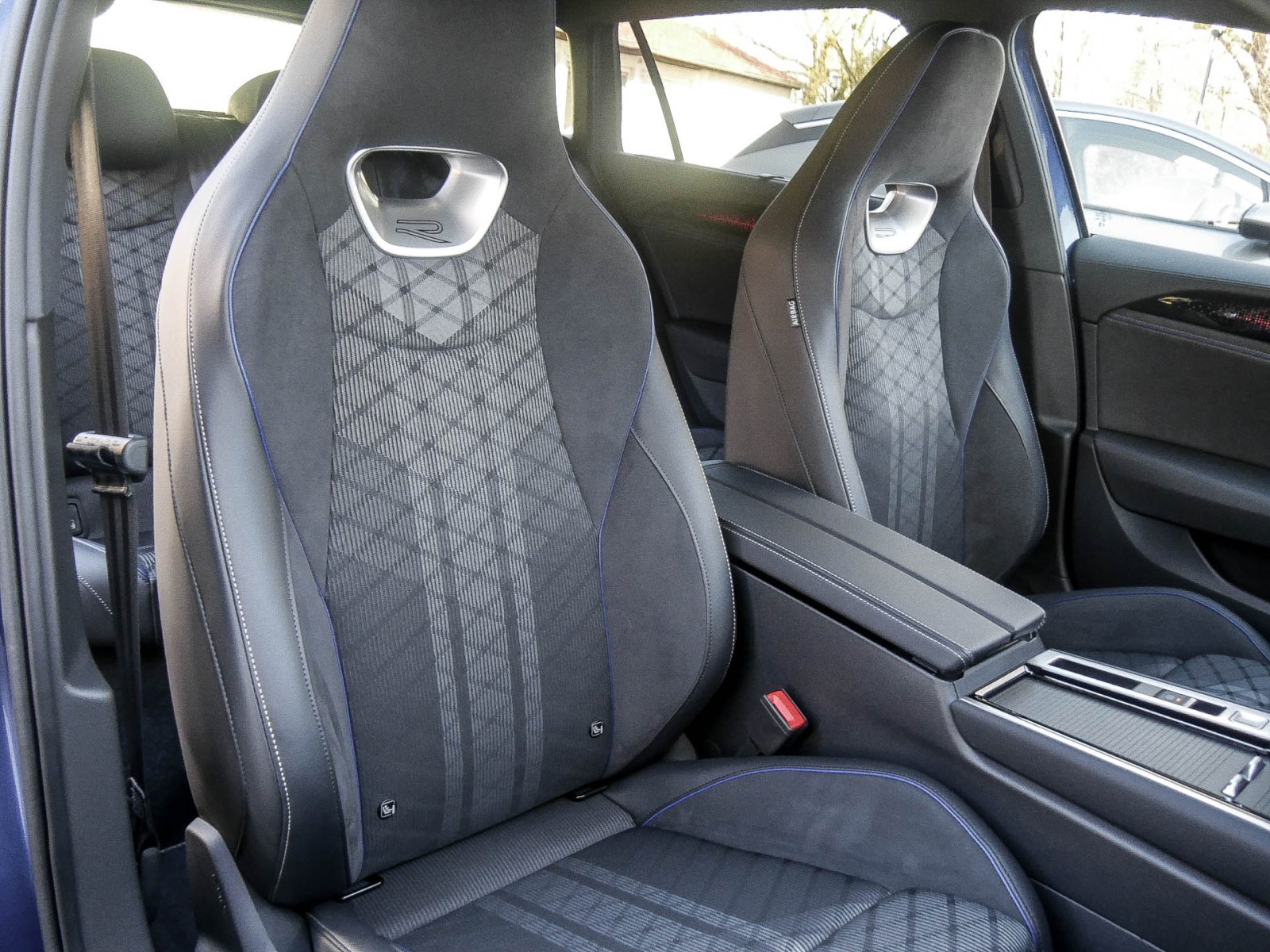 Volkswagen Passat Variant 2.0 R-LINE NEUES MODELL AHK LM18