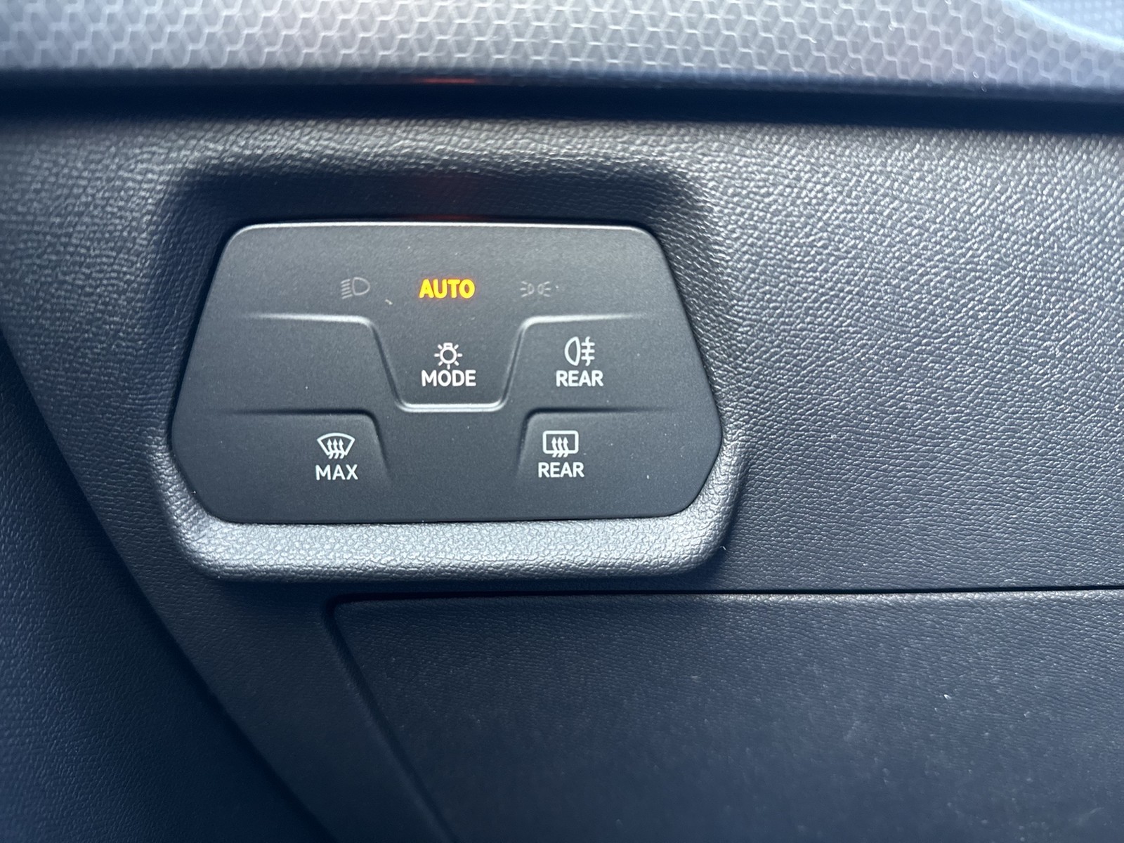 Seat Leon Sportstourer 1.5 eTSI STYLE CARPLAY SITZHZG
