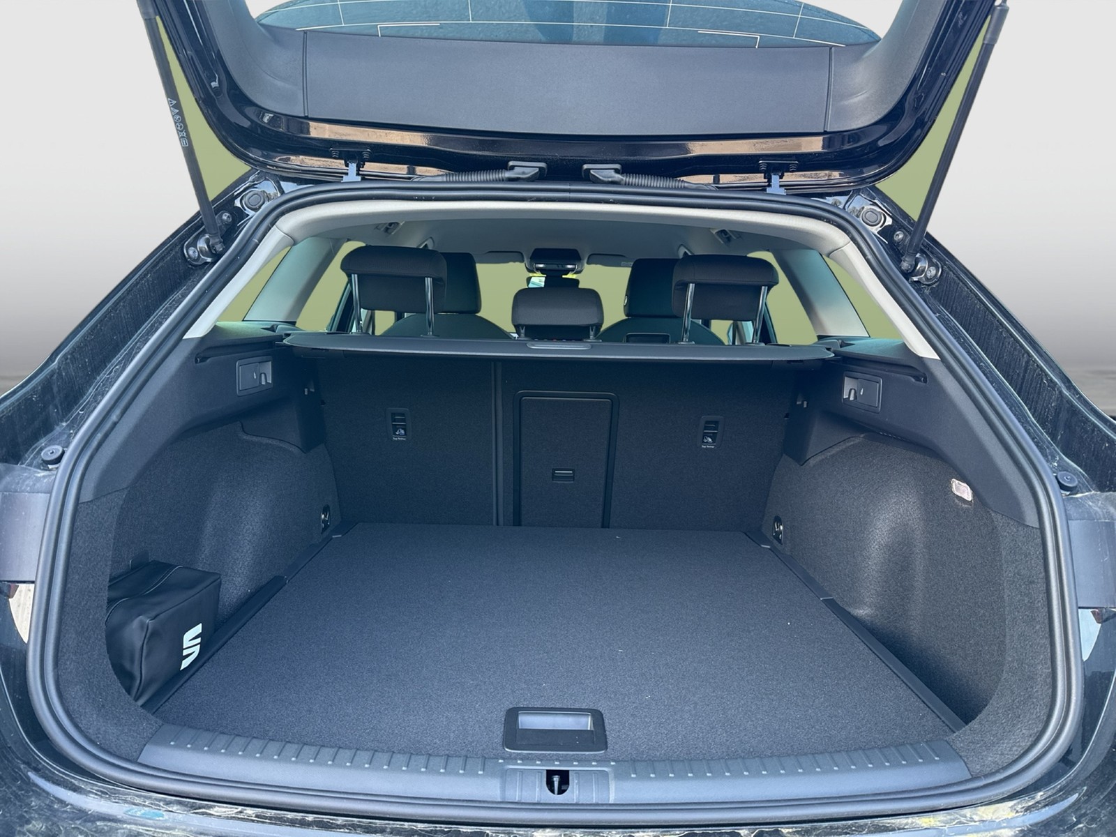 Seat Leon Sportstourer 1.5 eTSI STYLE CARPLAY SITZHZG