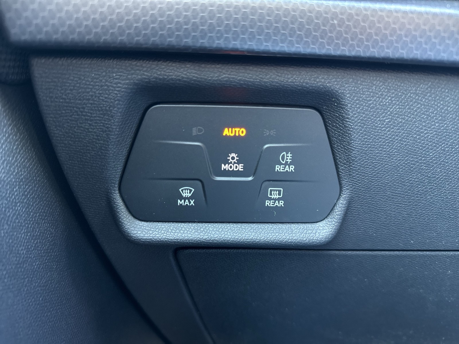 Seat Leon Sportstourer 1.5 eTSI STYLE CARPLAY SITZHZG