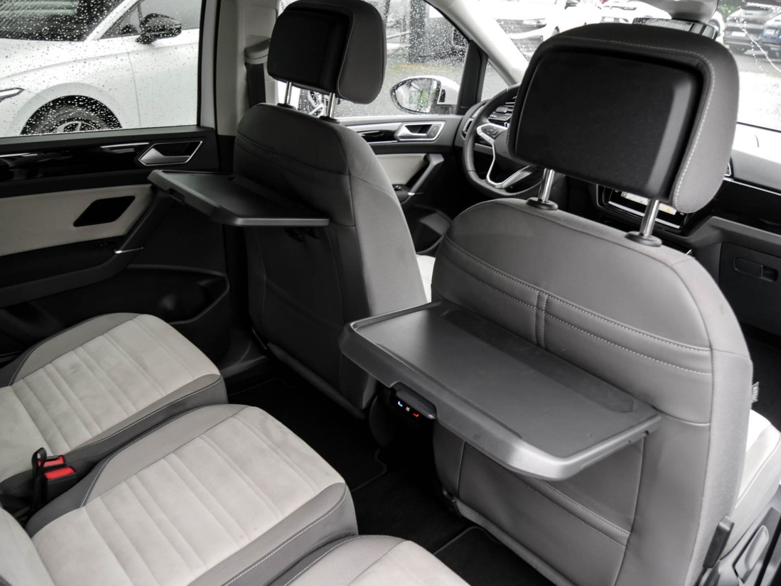 Volkswagen Touran 2.0 HIGHLINE 7SITZE AHK CAM ACC LM17 NAVI