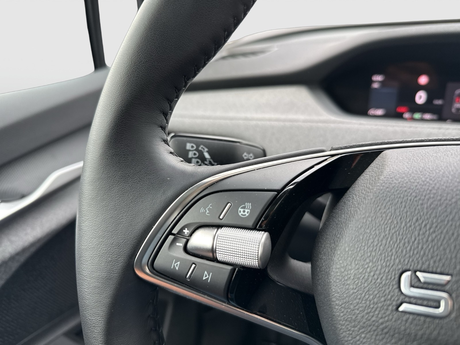 Skoda Enyaq 85 LOFT WÄRMEPUMPE PANO AHK CAM ACC LM20