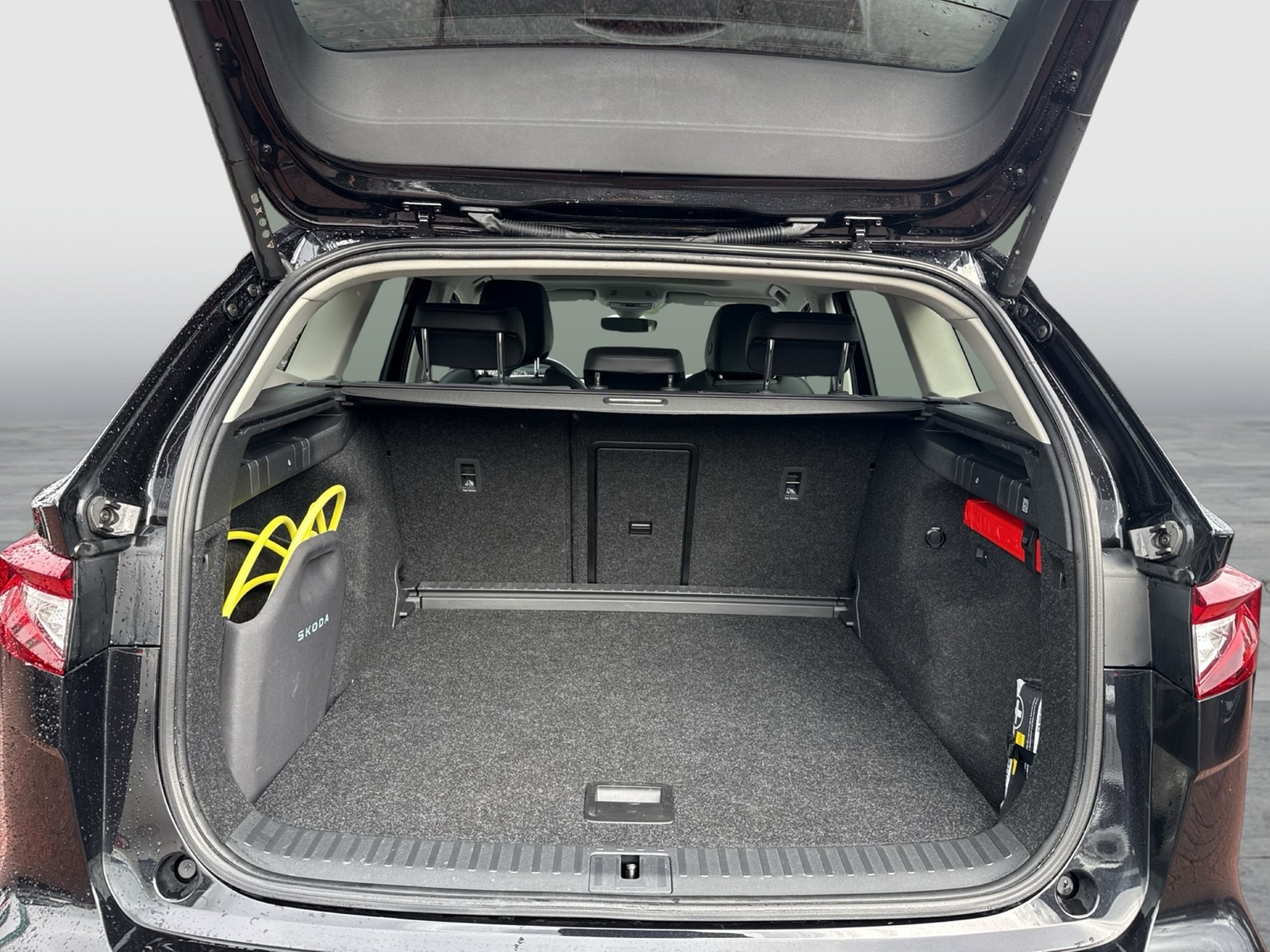Skoda Enyaq 85 LOFT WÄRMEPUMPE PANO AHK CAM ACC LM20