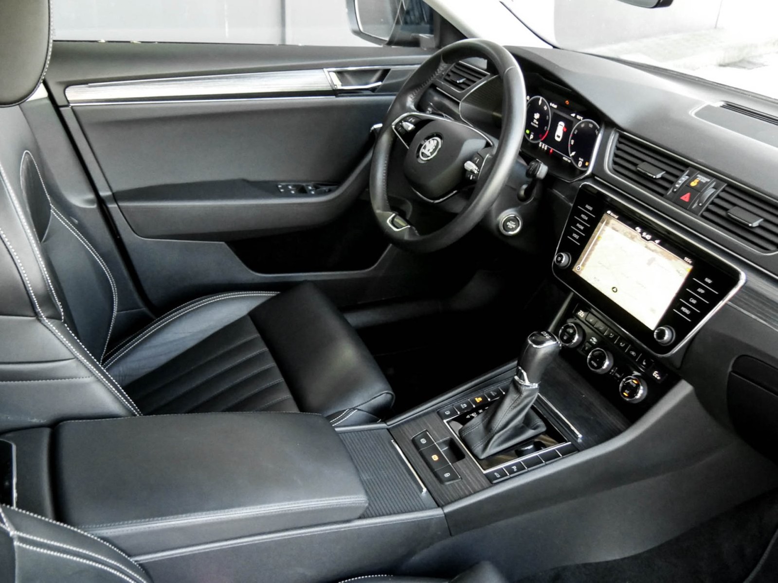 Skoda Superb Combi 1.4 iV STYLE LEDER STANDHZ PANO AHK