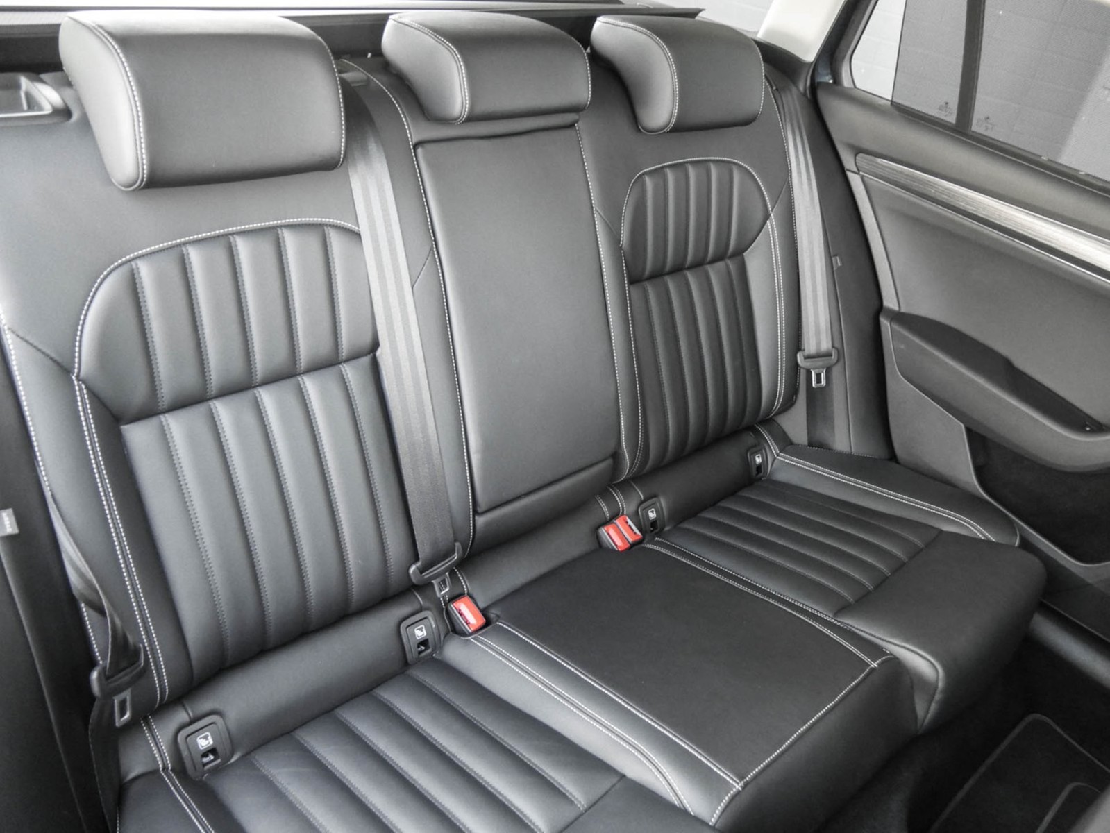 Skoda Superb Combi 1.4 iV STYLE LEDER STANDHZ PANO AHK