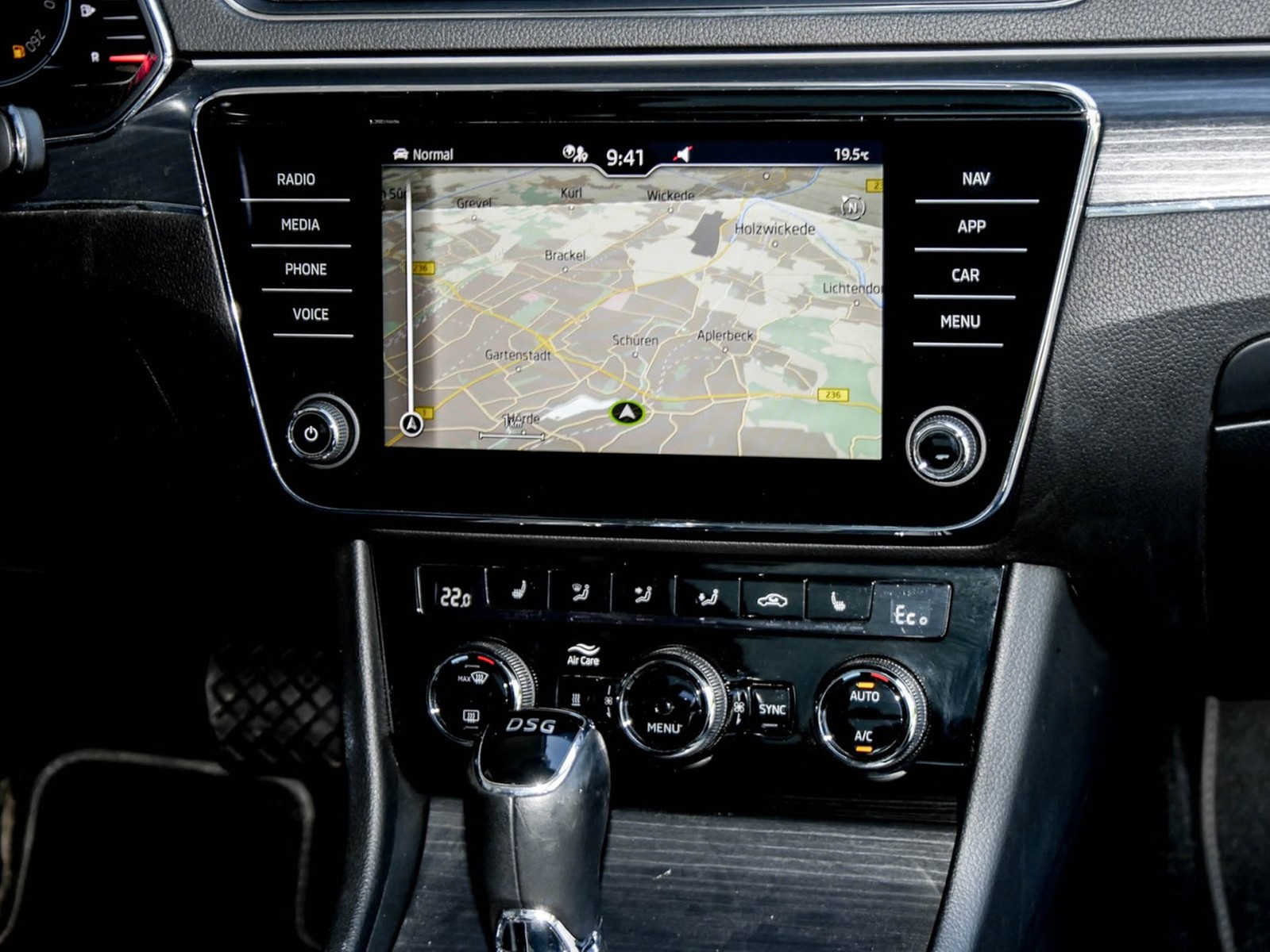 Skoda Superb Combi 1.4 iV STYLE LEDER STANDHZ PANO AHK