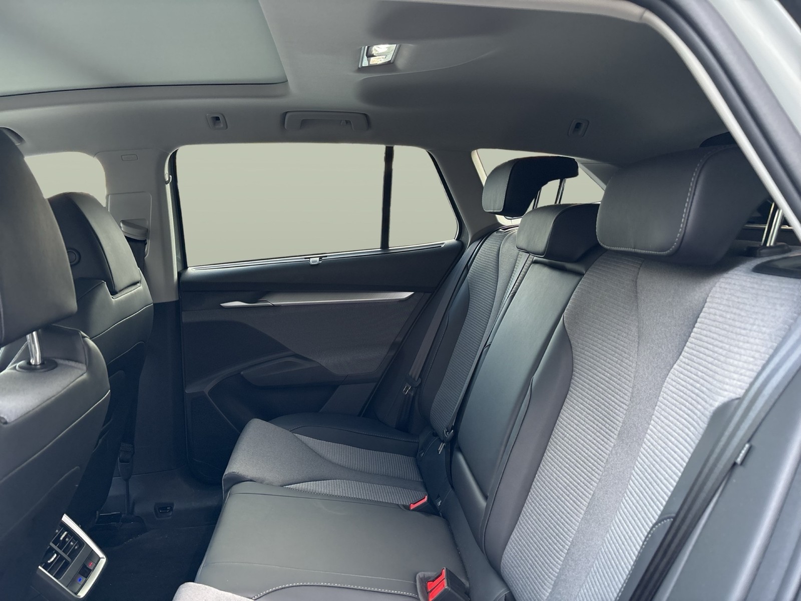 Skoda Enyaq 85 LOFT WÄRMEPUMPE PANO AHK CAM ACC LM20