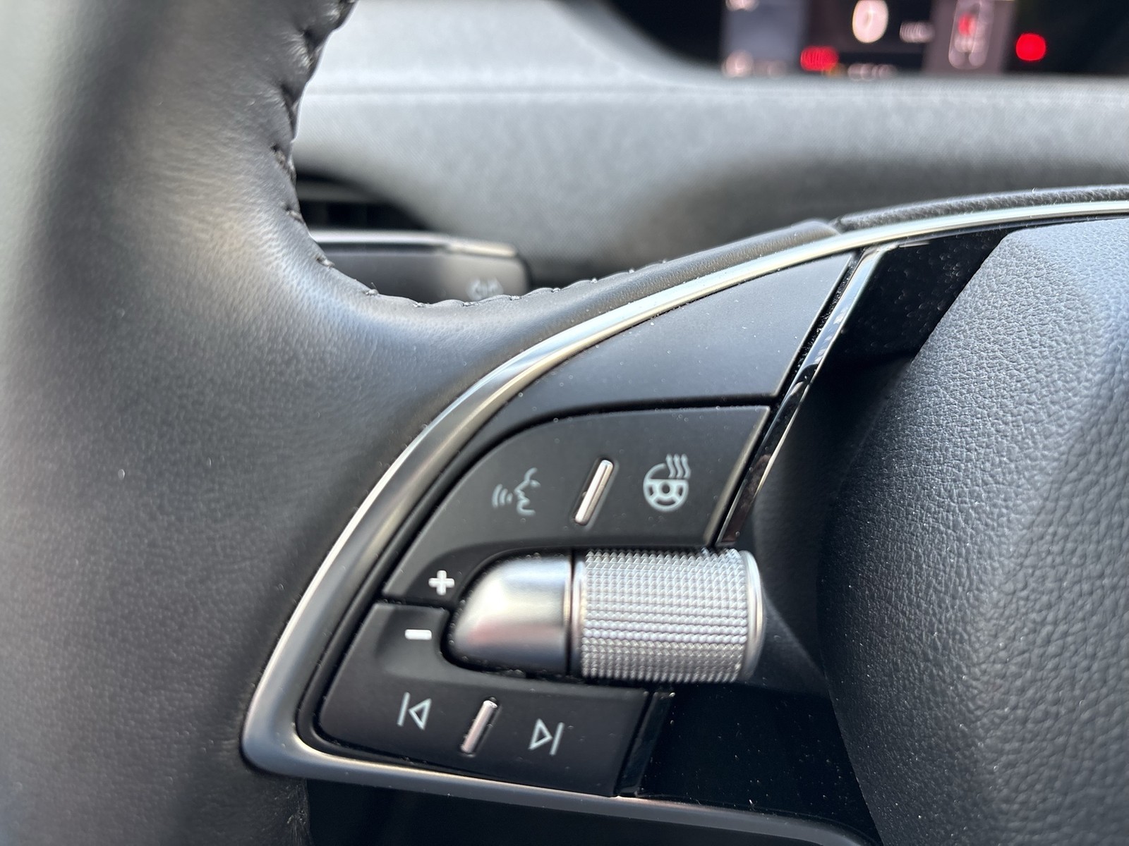 Skoda Enyaq 85 LOFT WÄRMEPUMPE PANO AHK CAM ACC LM20