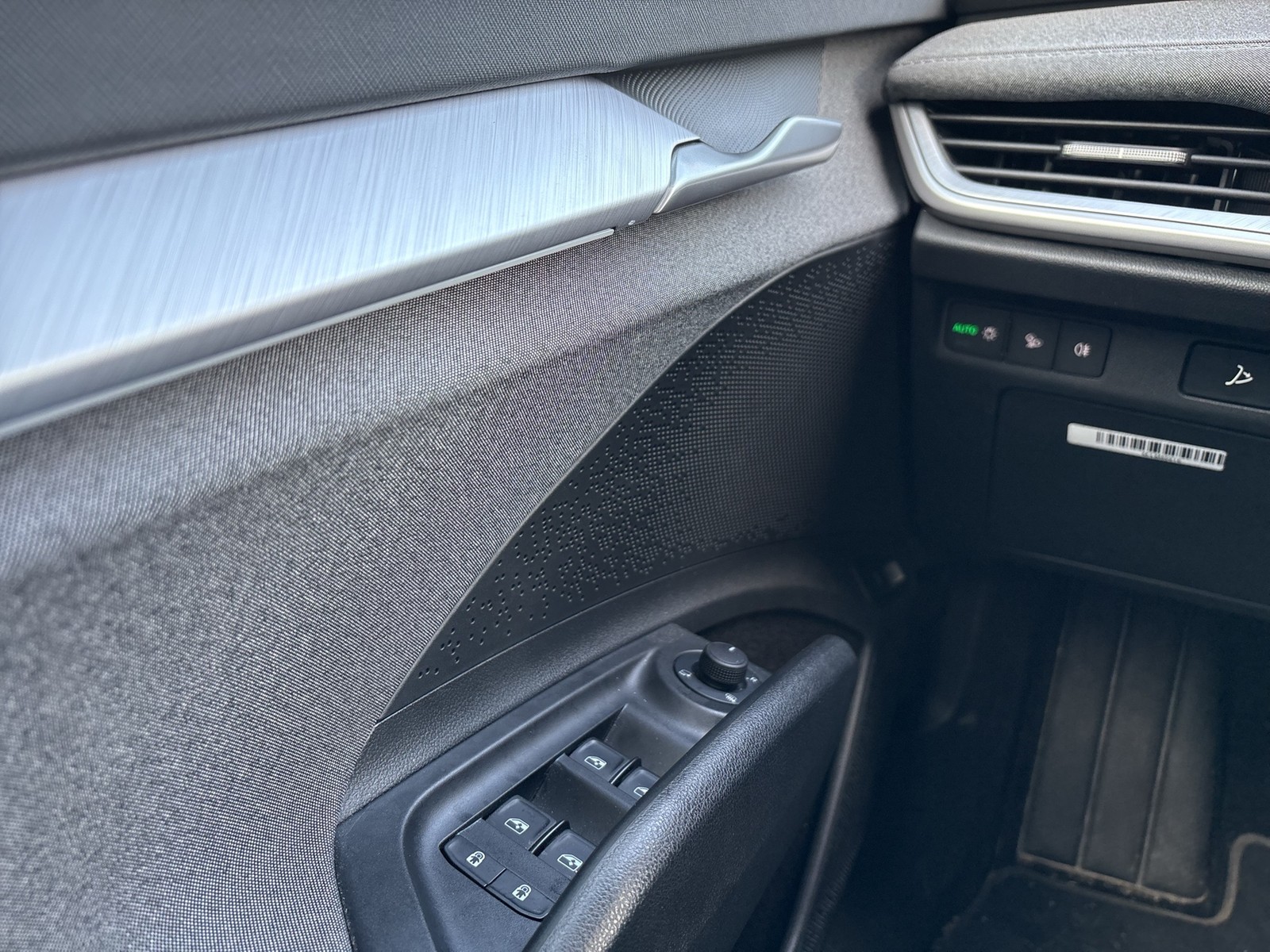 Skoda Enyaq 85 LOFT WÄRMEPUMPE PANO AHK CAM ACC LM20