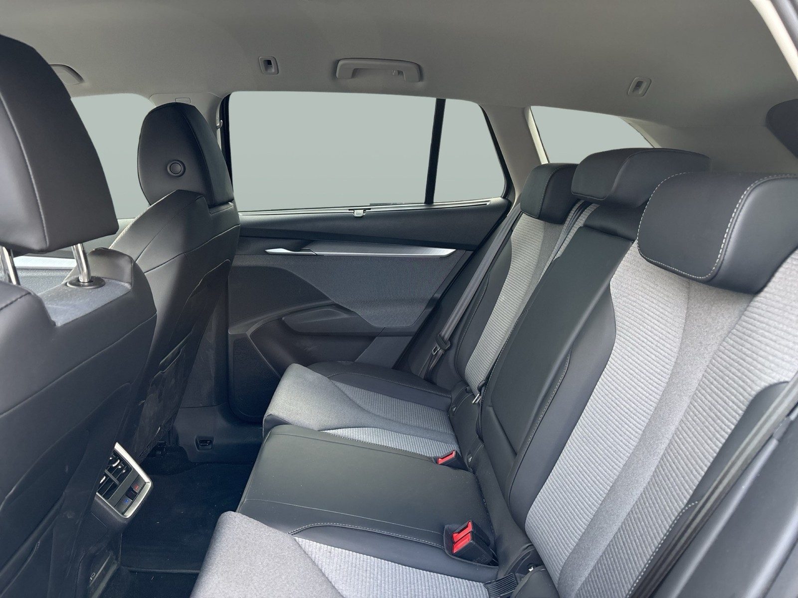 Skoda Enyaq 85 LOFT WÄRMEPUMPE AHK CAM ACC LM20 MATRIX