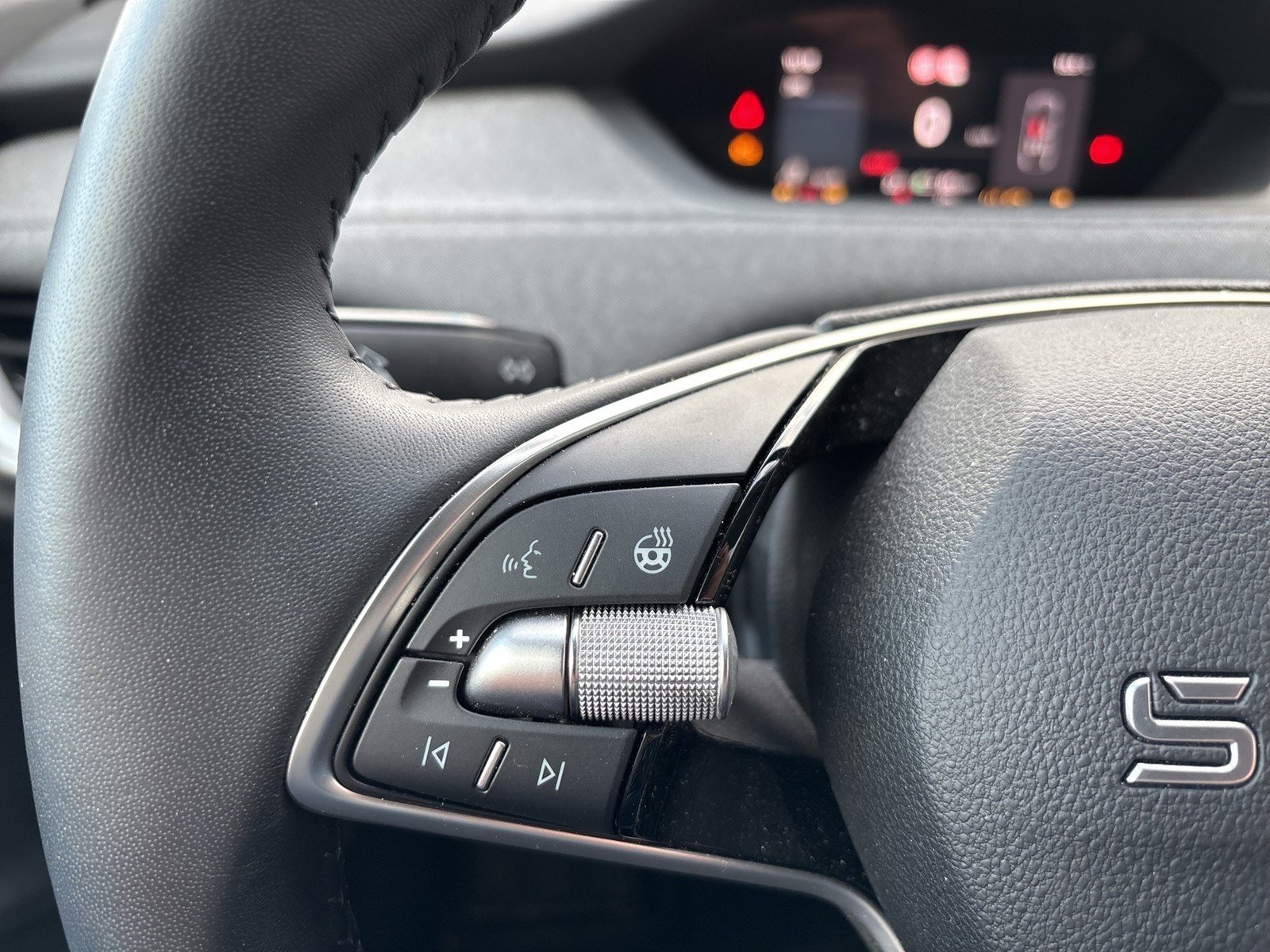 Skoda Enyaq 85 LOFT WÄRMEPUMPE AHK CAM ACC LM20 MATRIX
