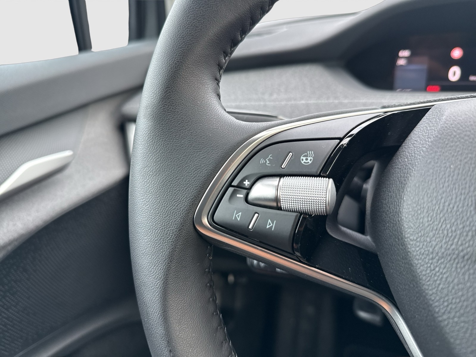 Skoda Enyaq 85 LOFT WÄRMEPUMPE PANO AHK CAM ACC LM20