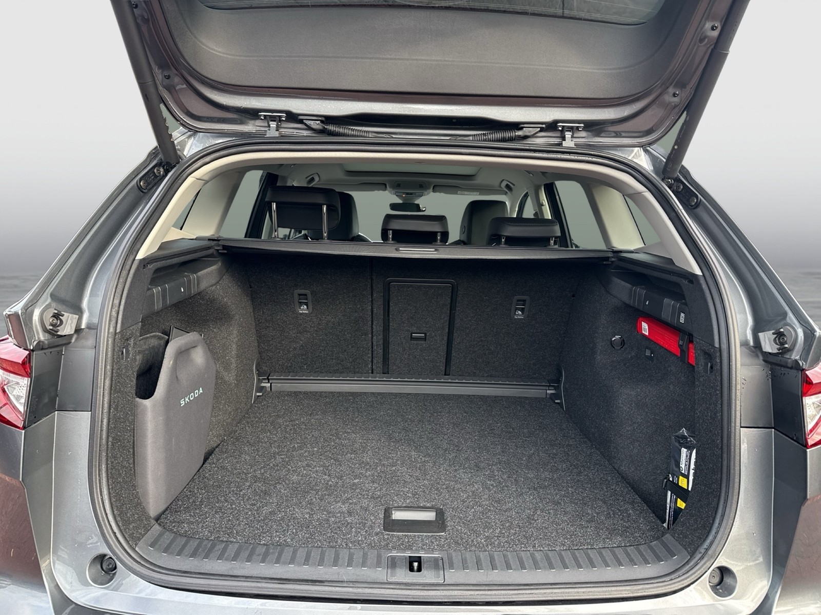 Skoda Enyaq 85 LOFT WÄRMEPUMPE PANO AHK CAM ACC LM20
