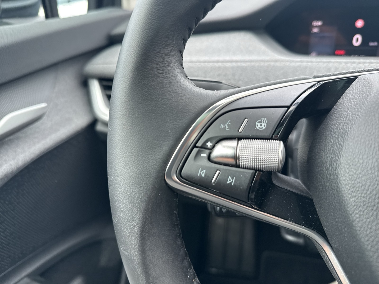 Skoda Enyaq 85 LOFT WÄRMEPUMPE PANO AHK CAM ACC LM20