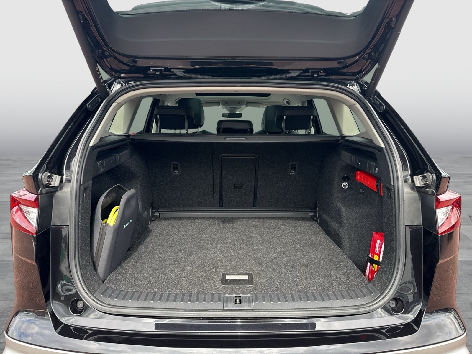 Skoda Enyaq 85 LOFT WÄRMEPUMPE PANO AHK CAM ACC LM20