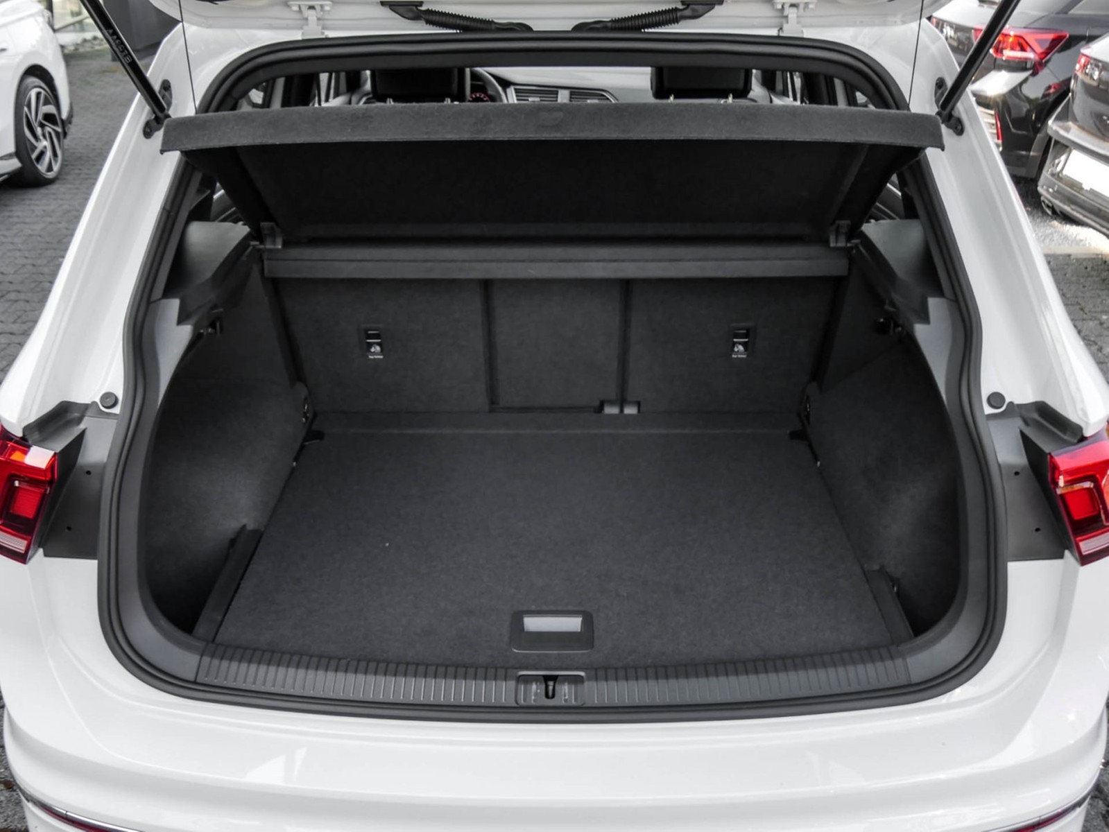 Volkswagen Tiguan 2.0 R-LINE 4X4 PANO AHK CAM ACC LM20 NAVI