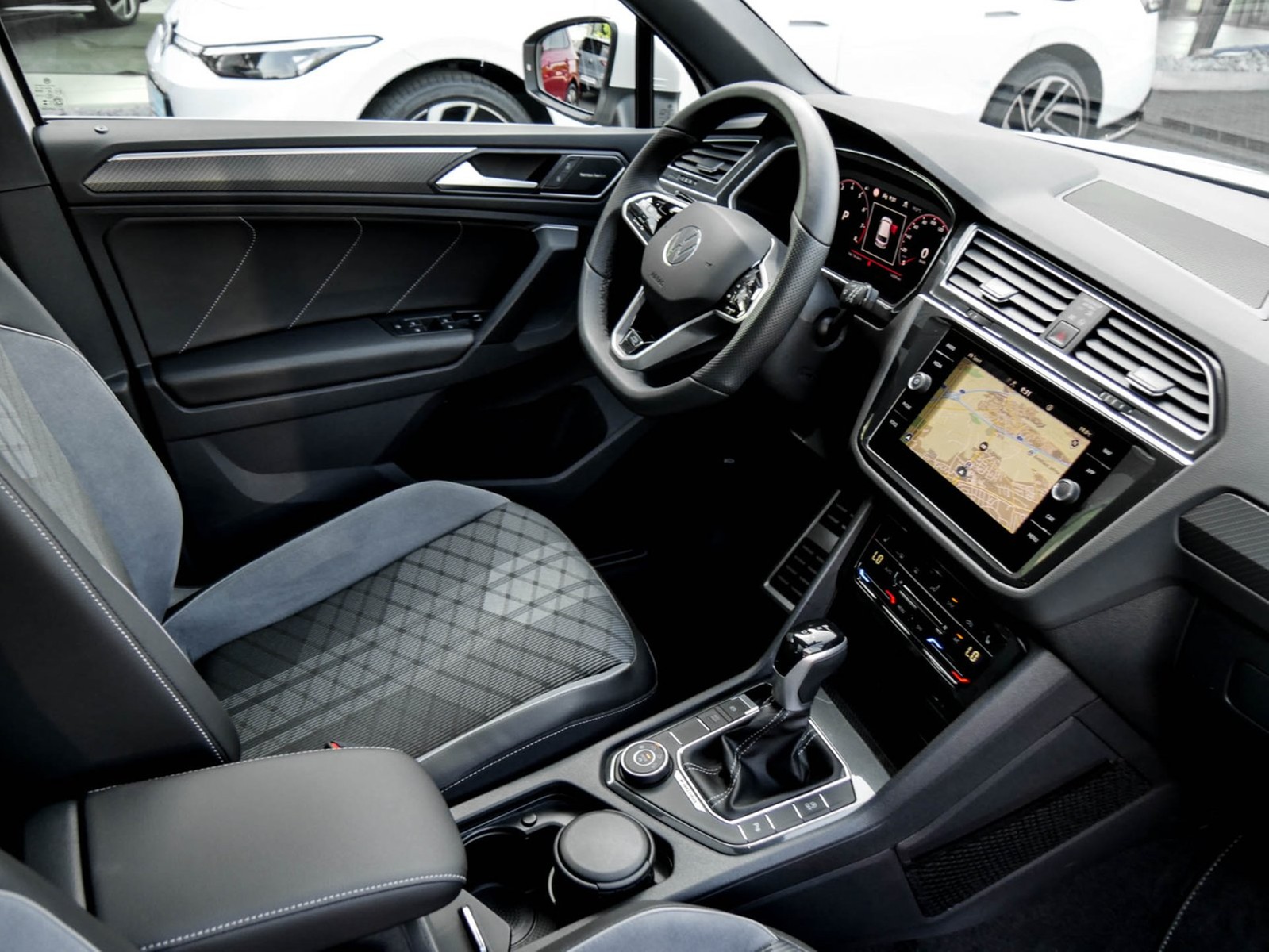 Volkswagen Tiguan 2.0 R-LINE 4X4 PANO AHK CAM ACC LM20 NAVI