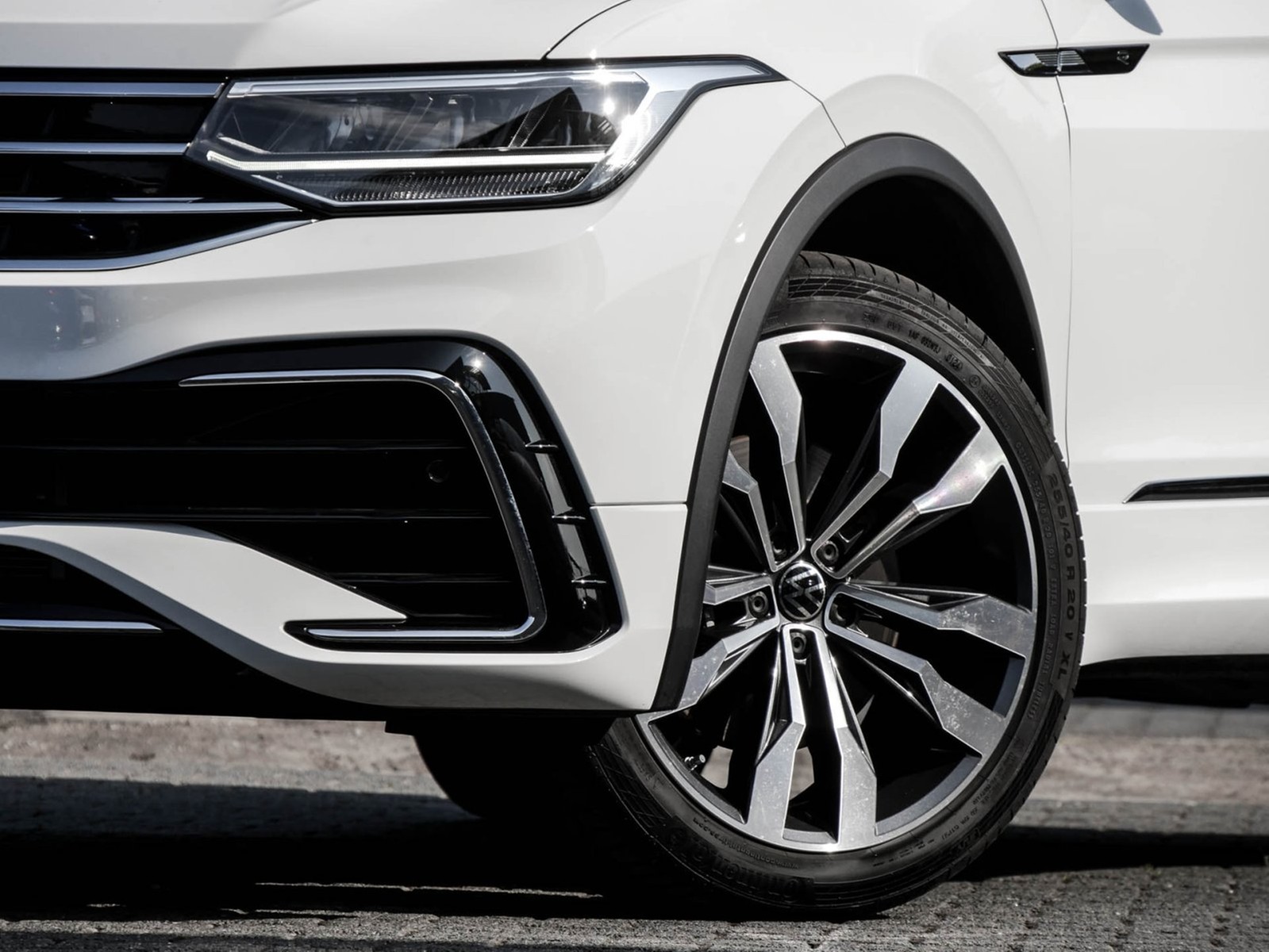 Volkswagen Tiguan 2.0 R-LINE 4X4 PANO AHK CAM ACC LM20 NAVI