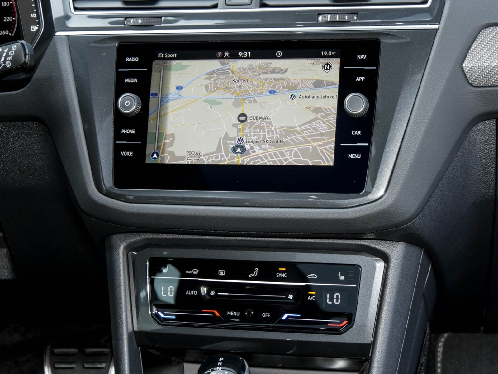 Volkswagen Tiguan 2.0 R-LINE 4X4 PANO AHK CAM ACC LM20 NAVI