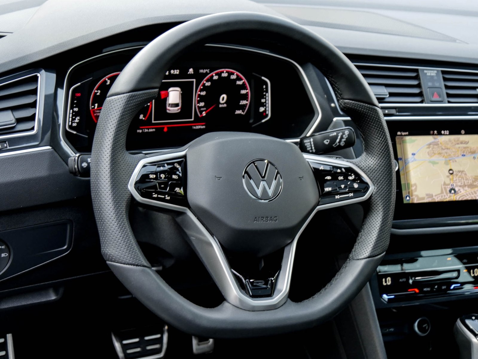 Volkswagen Tiguan 2.0 R-LINE 4X4 PANO AHK CAM ACC LM20 NAVI