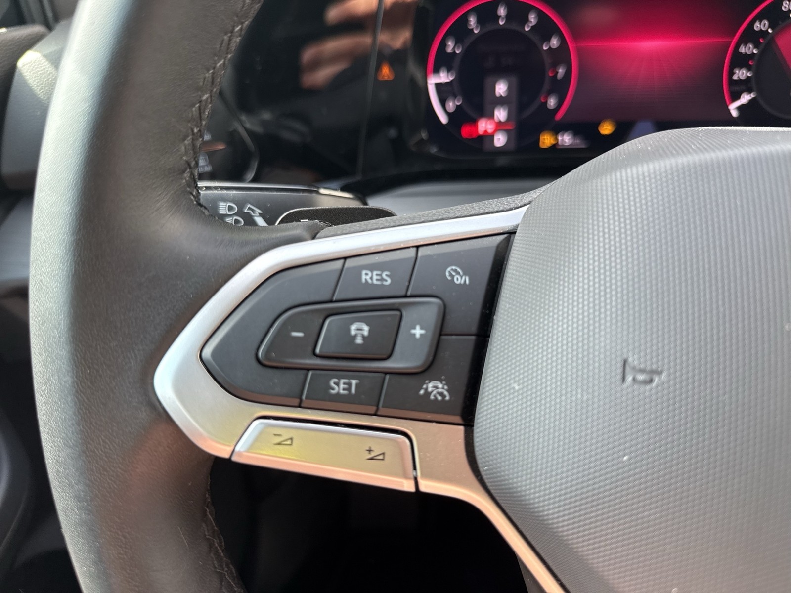 Volkswagen Golf VIII 1.5 eTSI STYLE CAM ACC LM17 CARPLAY