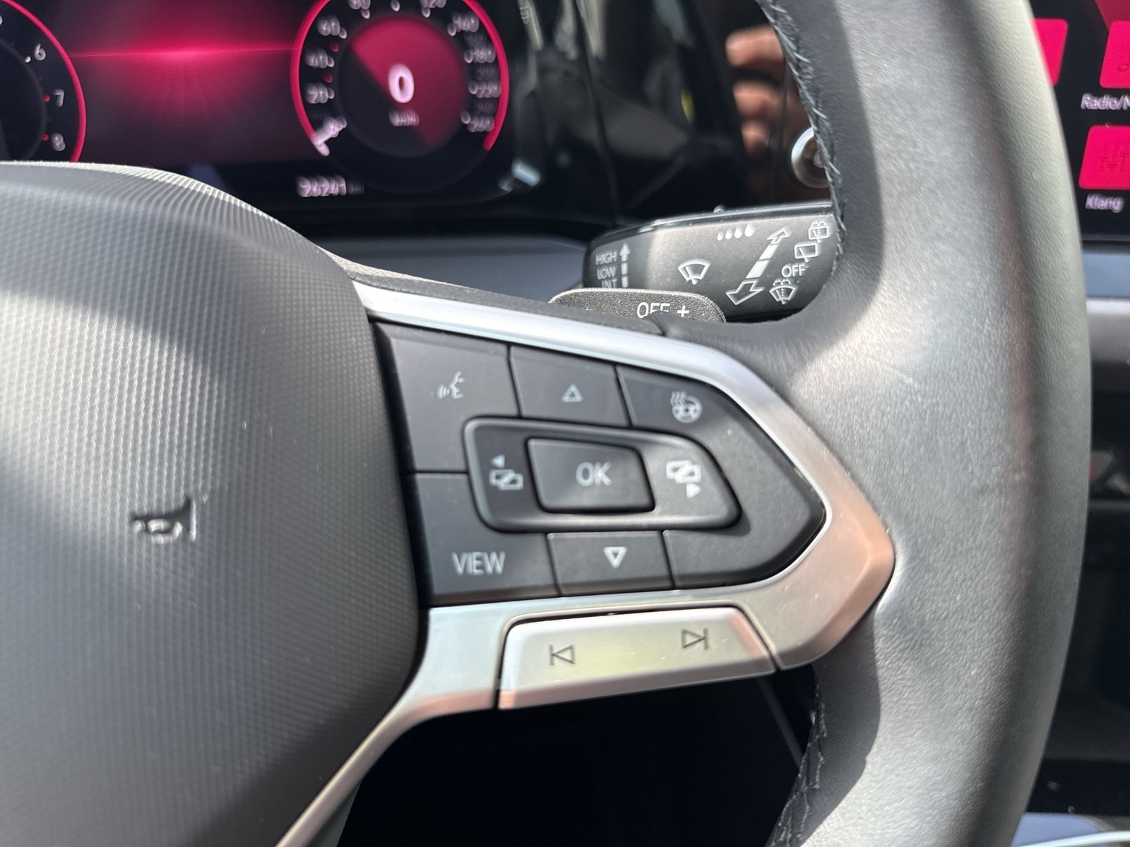 Volkswagen Golf VIII 1.5 eTSI STYLE CAM ACC LM17 CARPLAY