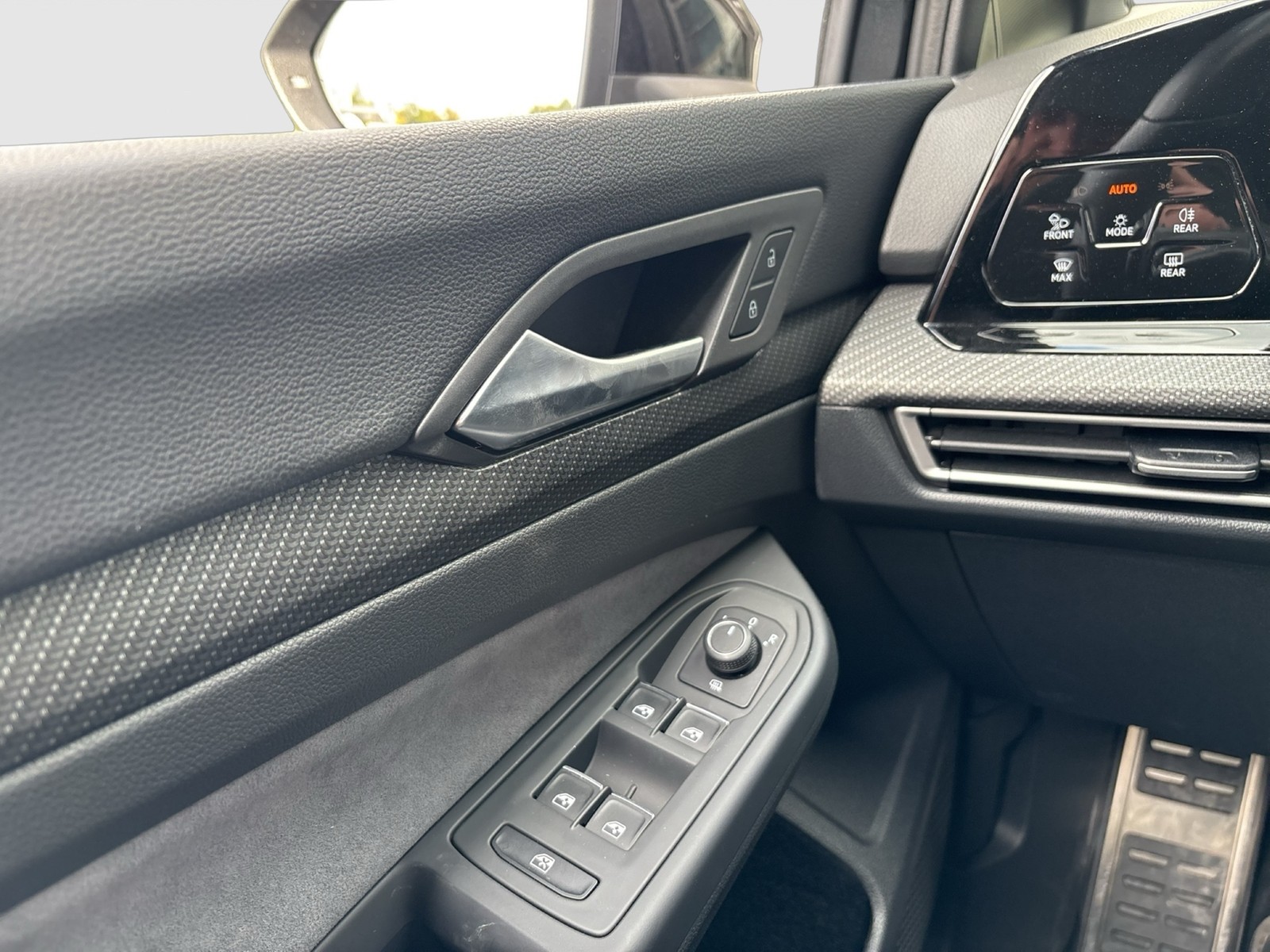 Volkswagen Golf VIII 1.5eTSI R-LINE BLACKSTYLE AHK CAM LM18