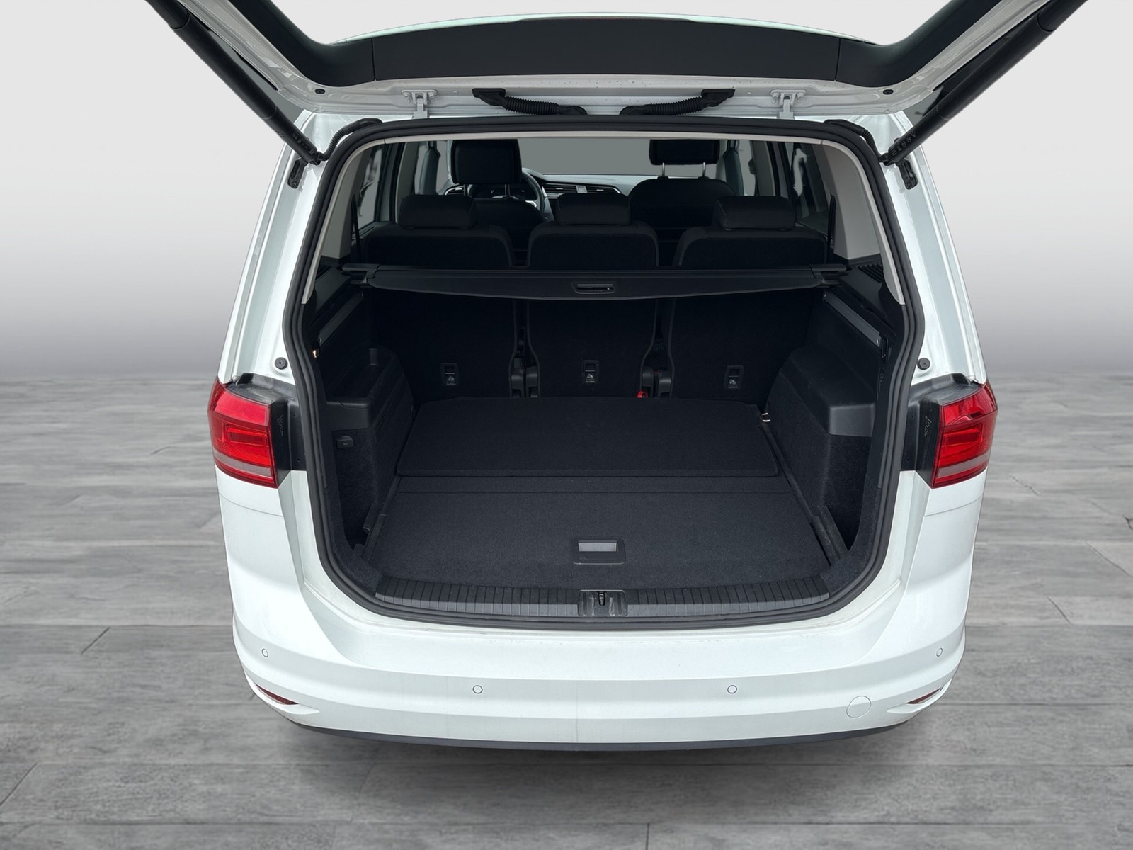 Volkswagen Touran 1.5 ACTIVE DYNAUDIO AHK CAM ACC LM17 NAVI