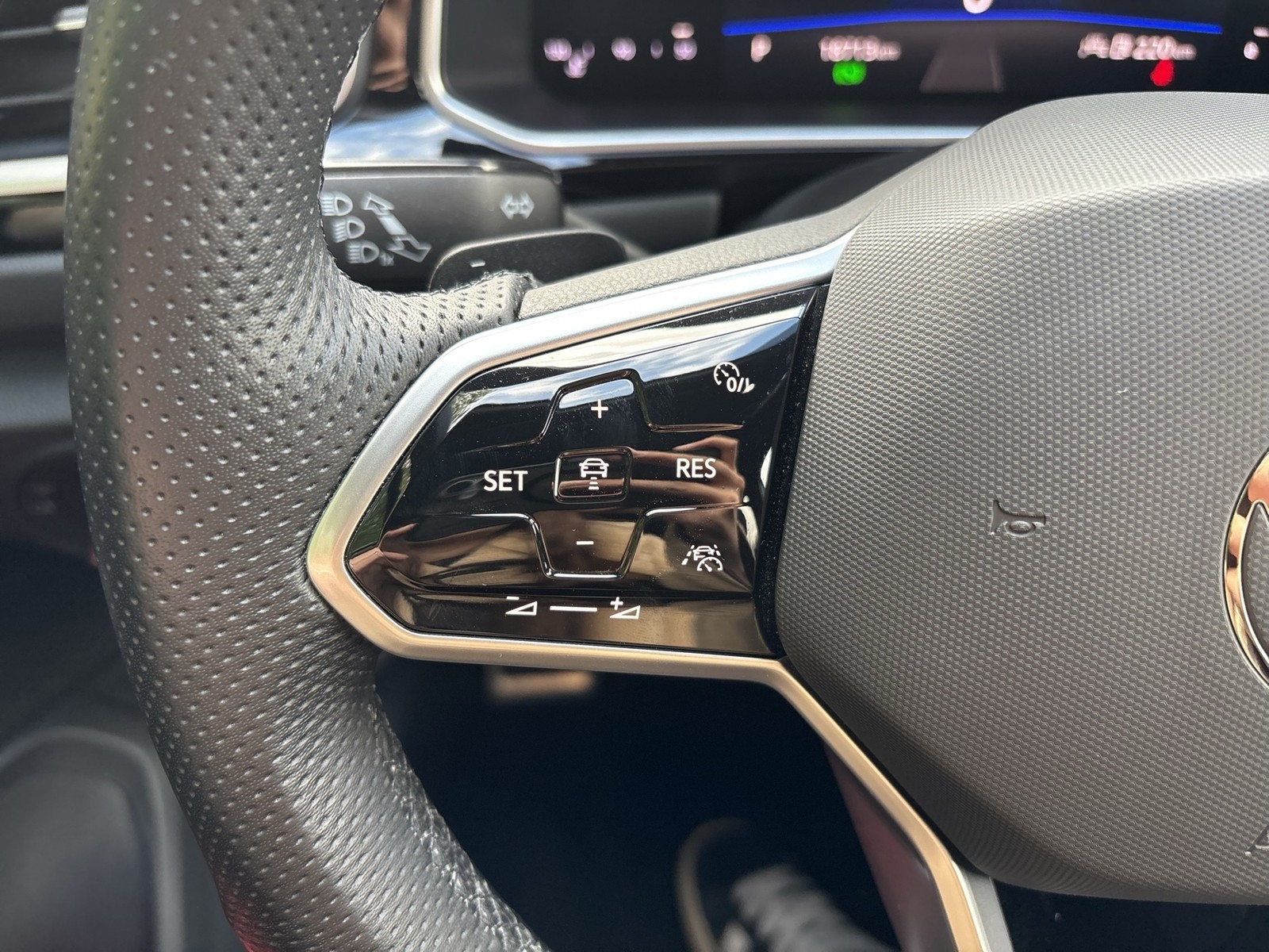 Volkswagen T-Roc 1.5 R-LINE AHK KAMERA ACC MATRIX NAVI