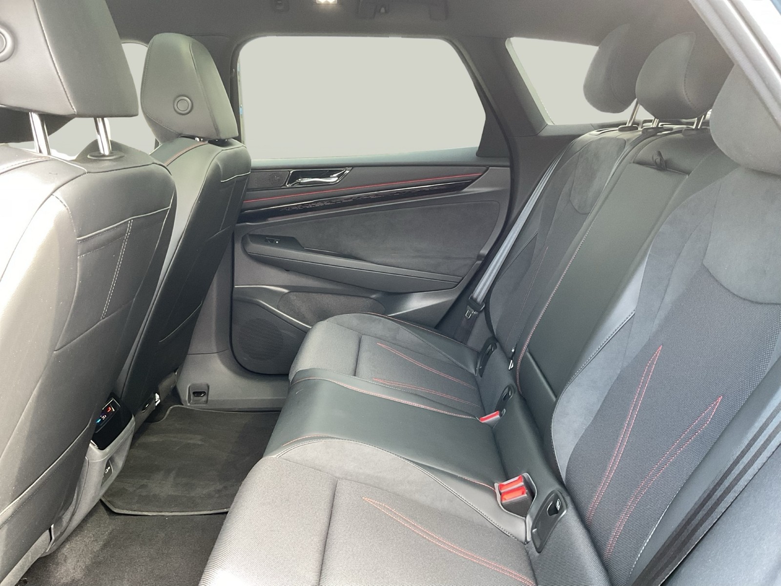 Volkswagen ID.7 Tourer GTX 4X4 WÄRMEPUMPE PANO AHK 360°CAM