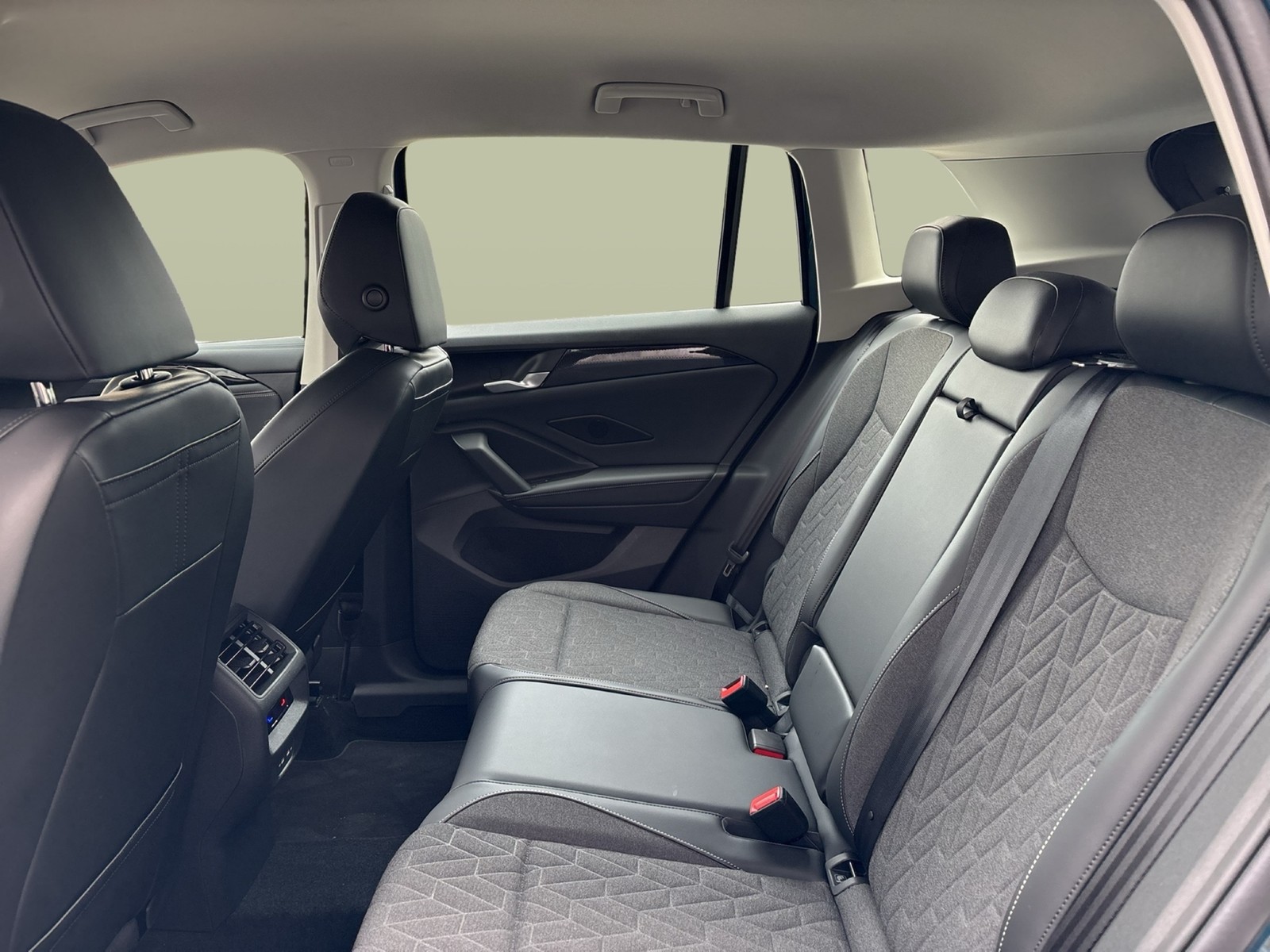 Volkswagen Tiguan 1.5 eTSI LIFE AHK CAM ACC NAVI CARPLAY