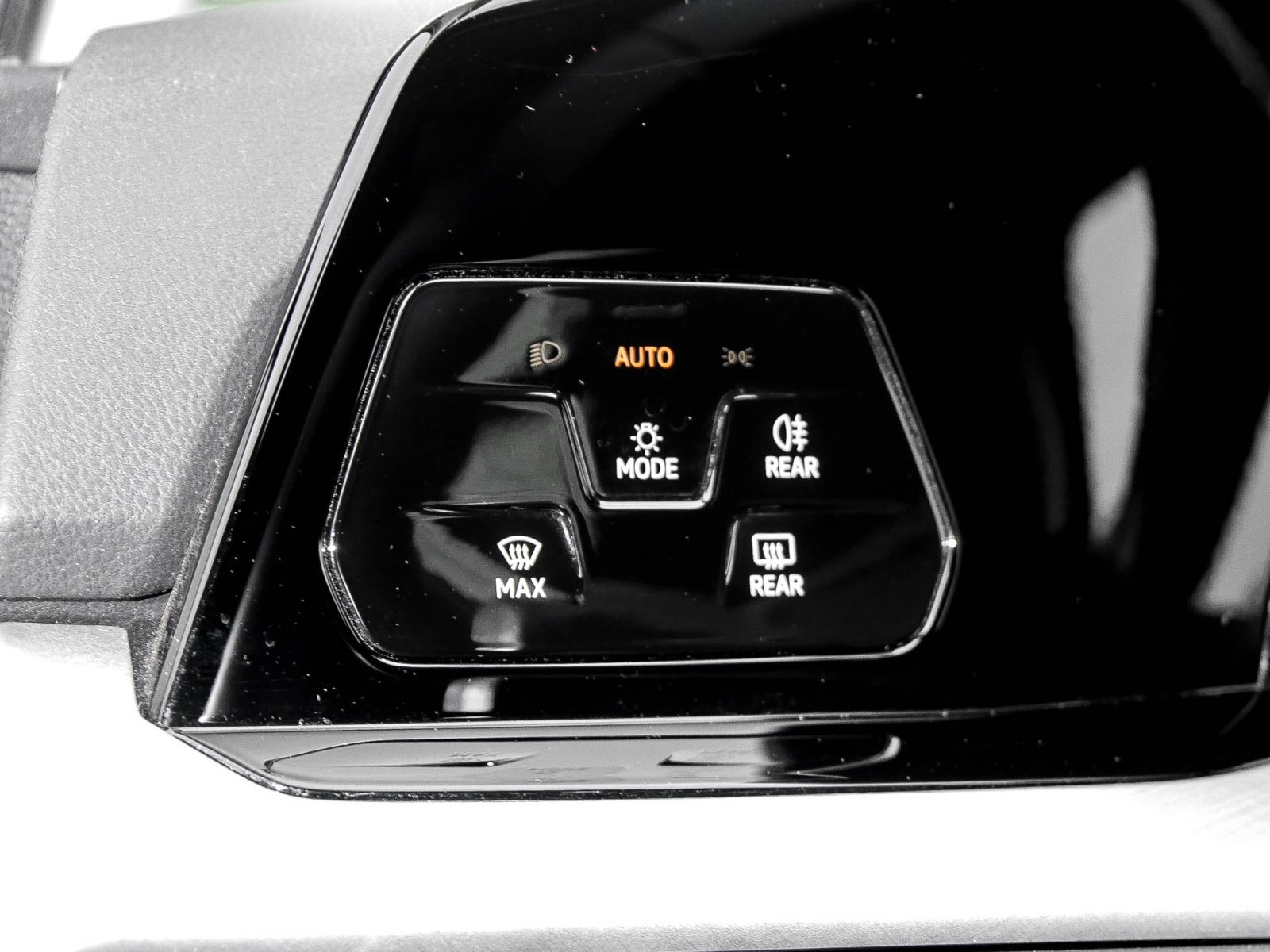 Volkswagen Golf VIII 1.5 eTSI LIFE PANO CAM ALU NAVI SITZHEIZUNG